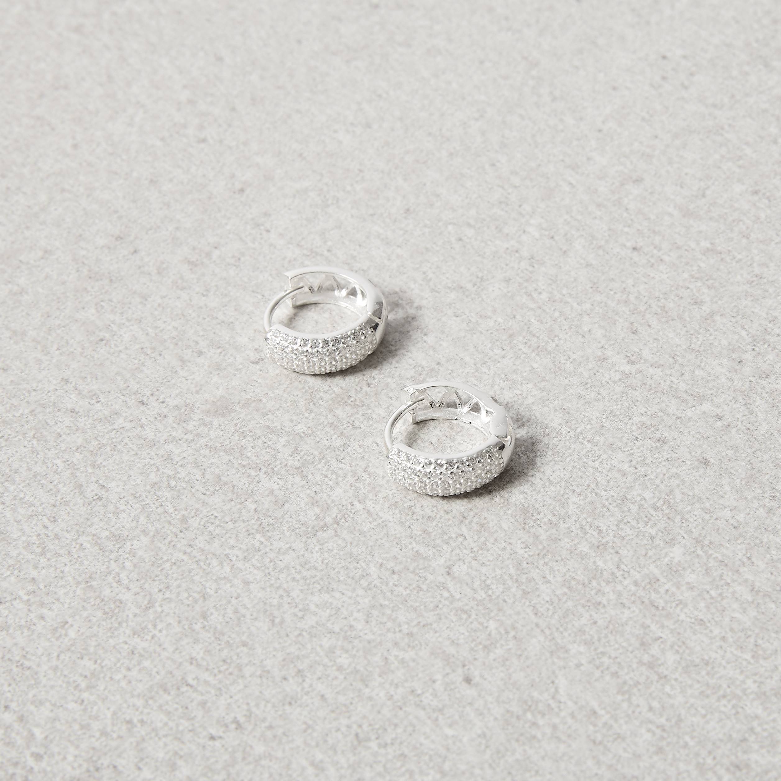 Argola click larga cravejada 14mm detalhe vazado