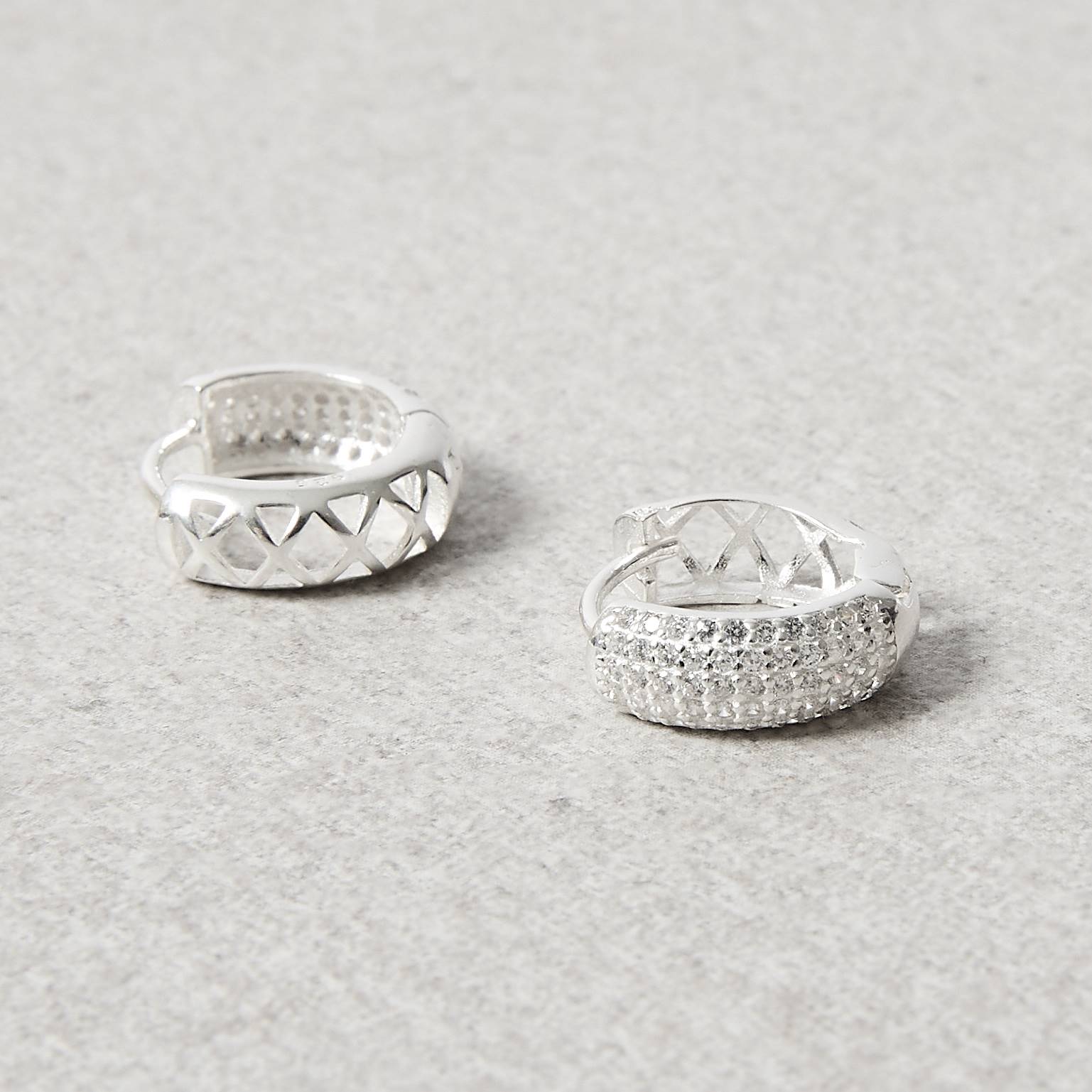 Imagem Secundária Argola click larga cravejada 14mm detalhe vazado