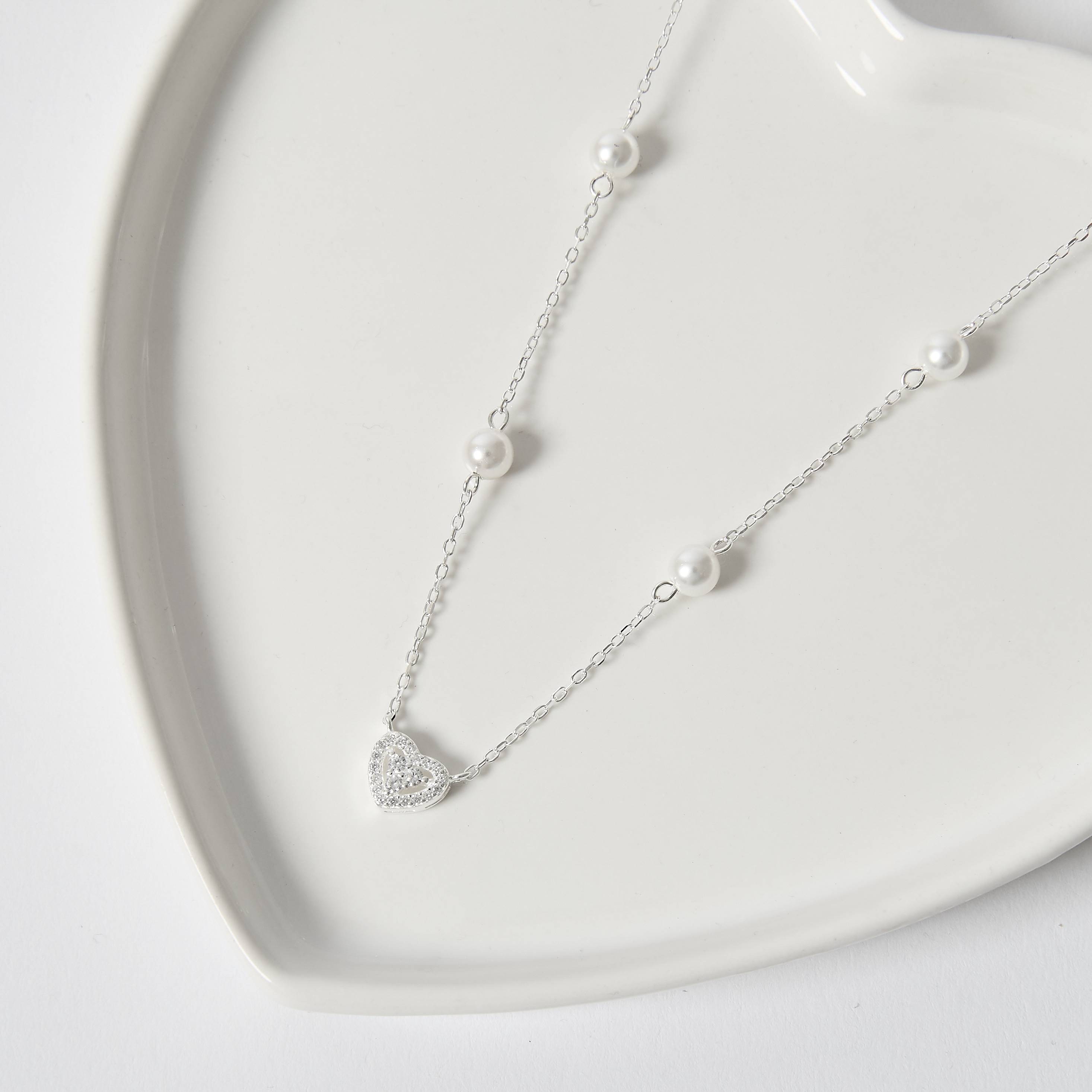 Imagem Colar entremeio coração cravejado e pérolas 5mm corrente cadeado 40+5cm