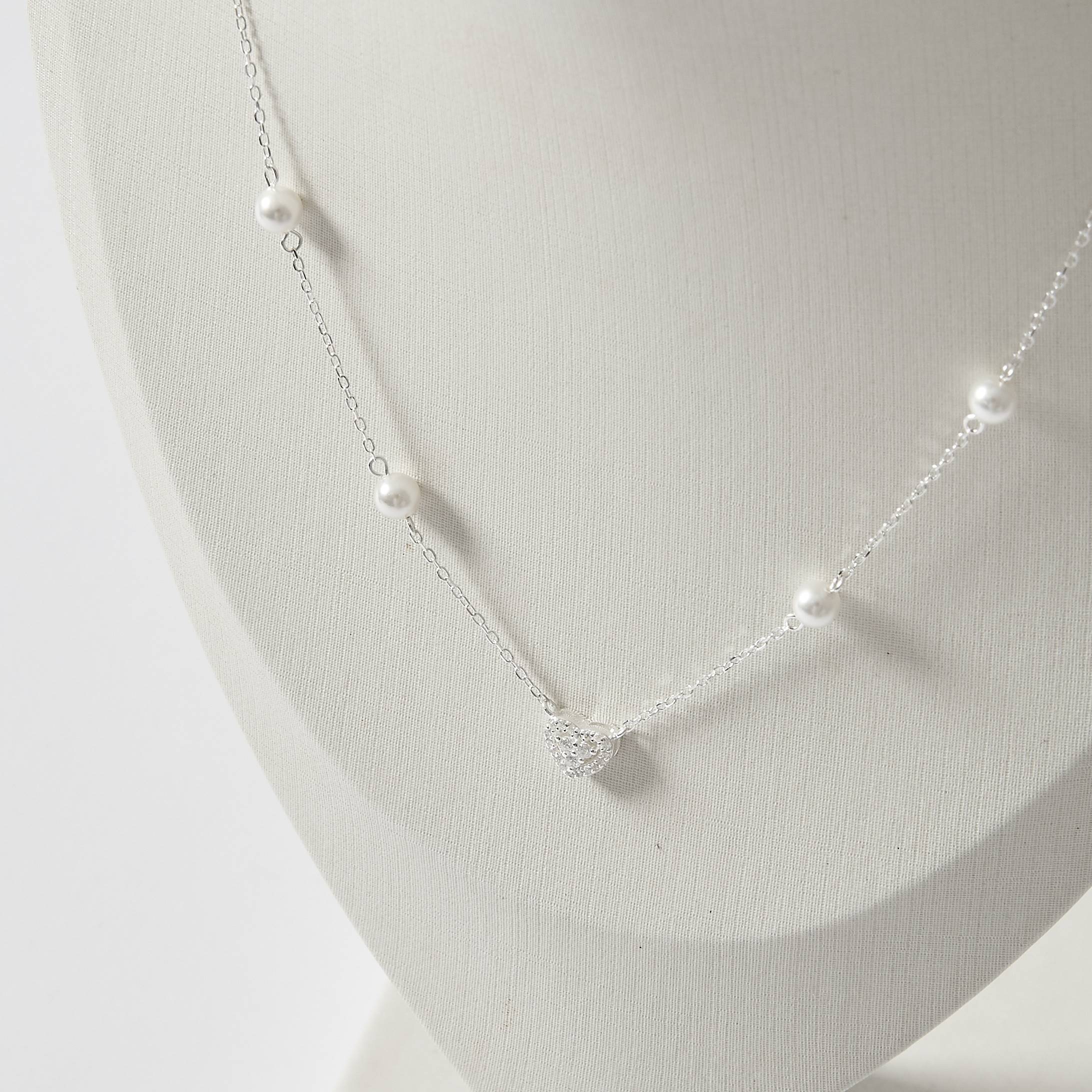 Imagem Secundária Colar entremeio coração cravejado e pérolas 5mm corrente cadeado 40+5cm