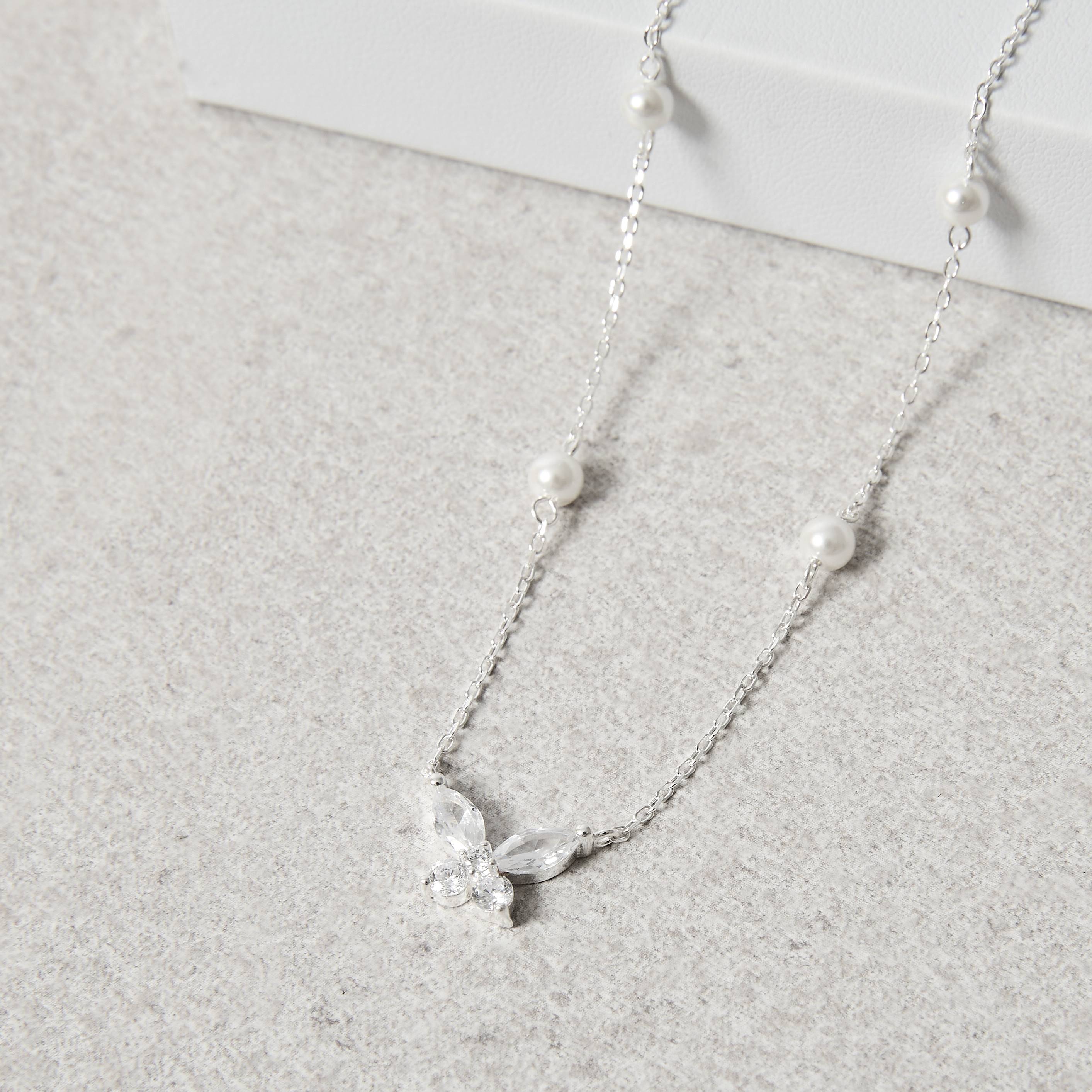 Colar entremeio borboleta cravejada 11mm e pérolas corrente cadeado 40+5cm