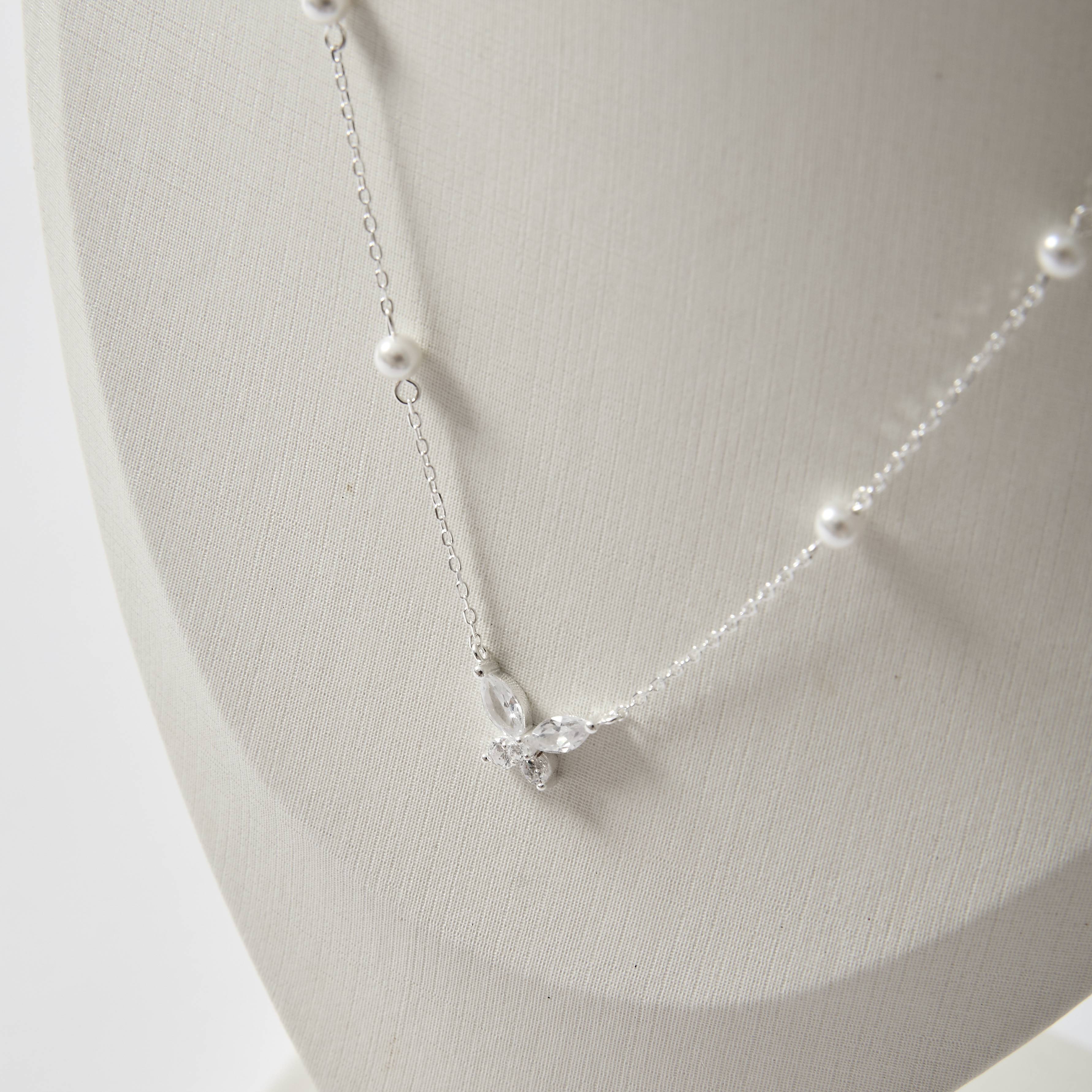 Imagem Secundária Colar entremeio borboleta cravejada 11mm e pérolas corrente cadeado 40+5cm