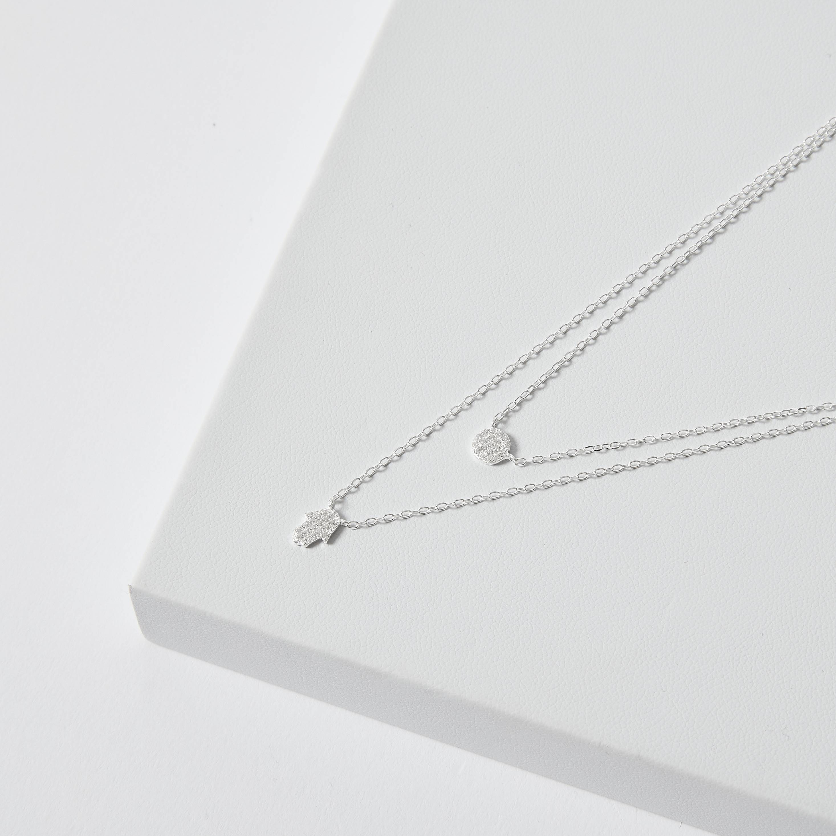 Colar duplo entremeios círculo e mão cravejados 7mm 45+5cm