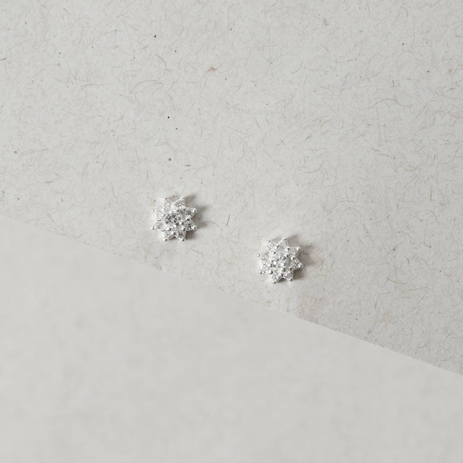 Brinco infantil flor cravejada 5mm tarraxa baby