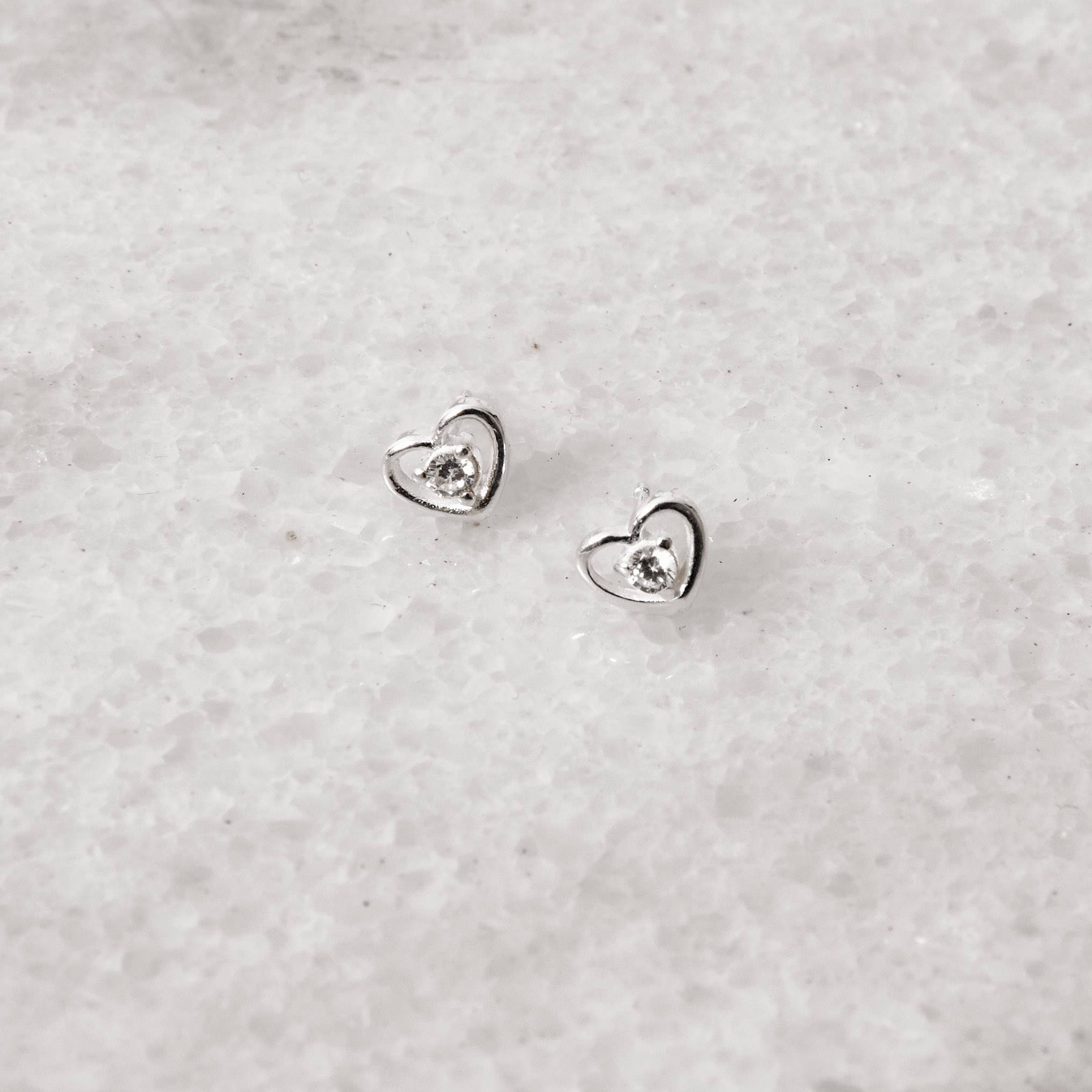 Brinco infantil coração vazado detalhe zircônia 7mm tarraxa baby