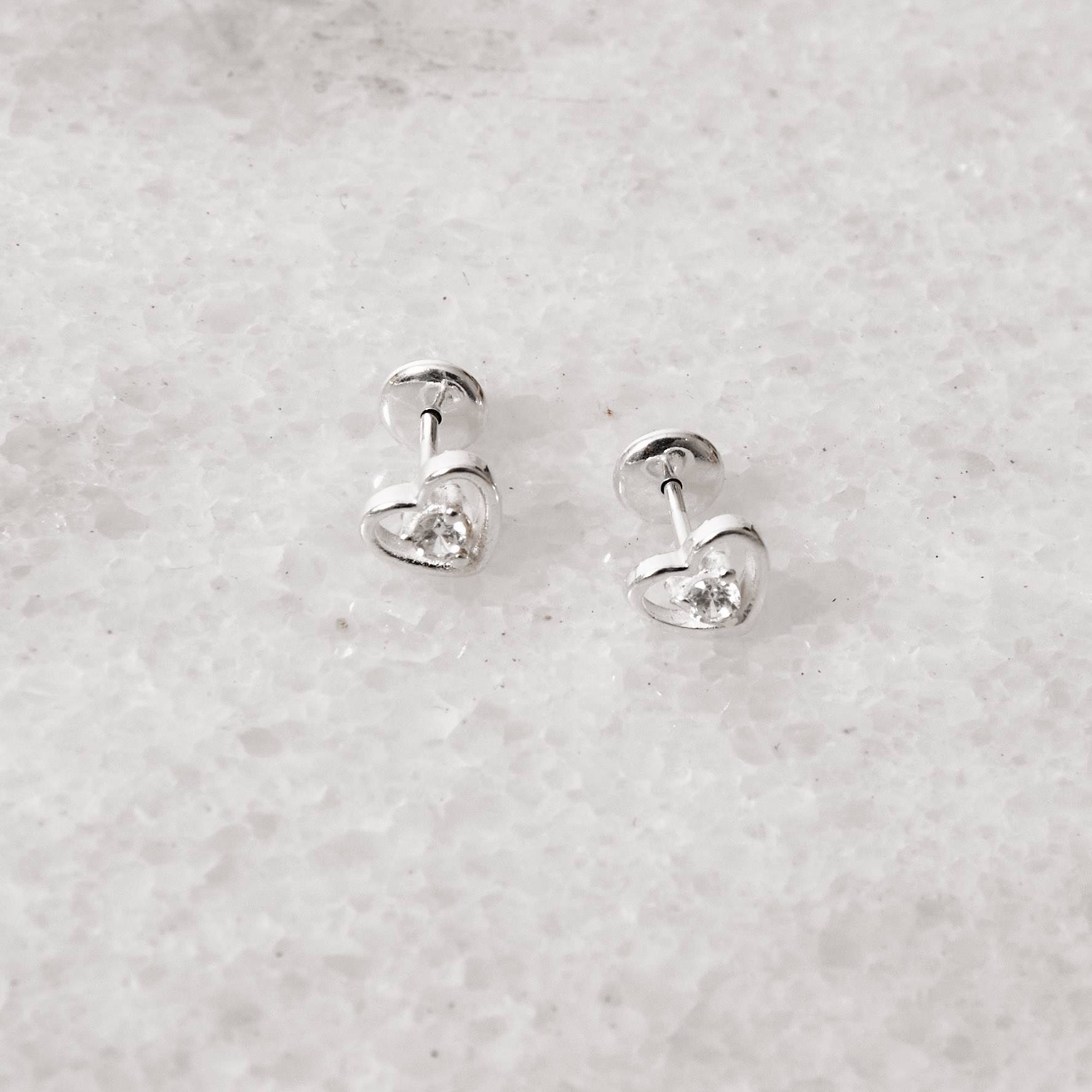 Imagem Secundária Brinco infantil coração vazado detalhe zircônia 7mm tarraxa baby