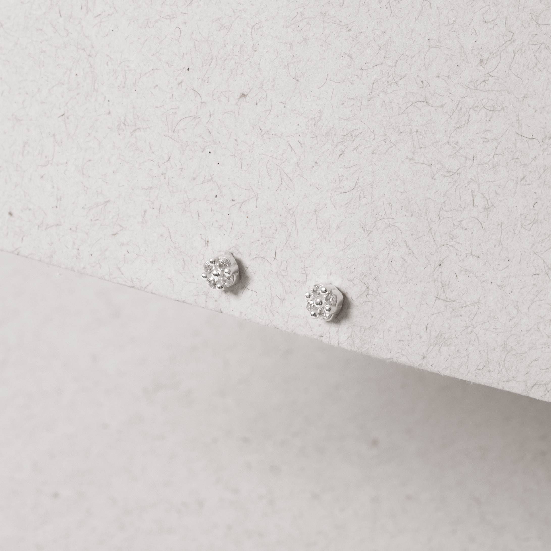 Brinco infantil quadrado cravejado 4mm tarraxa baby