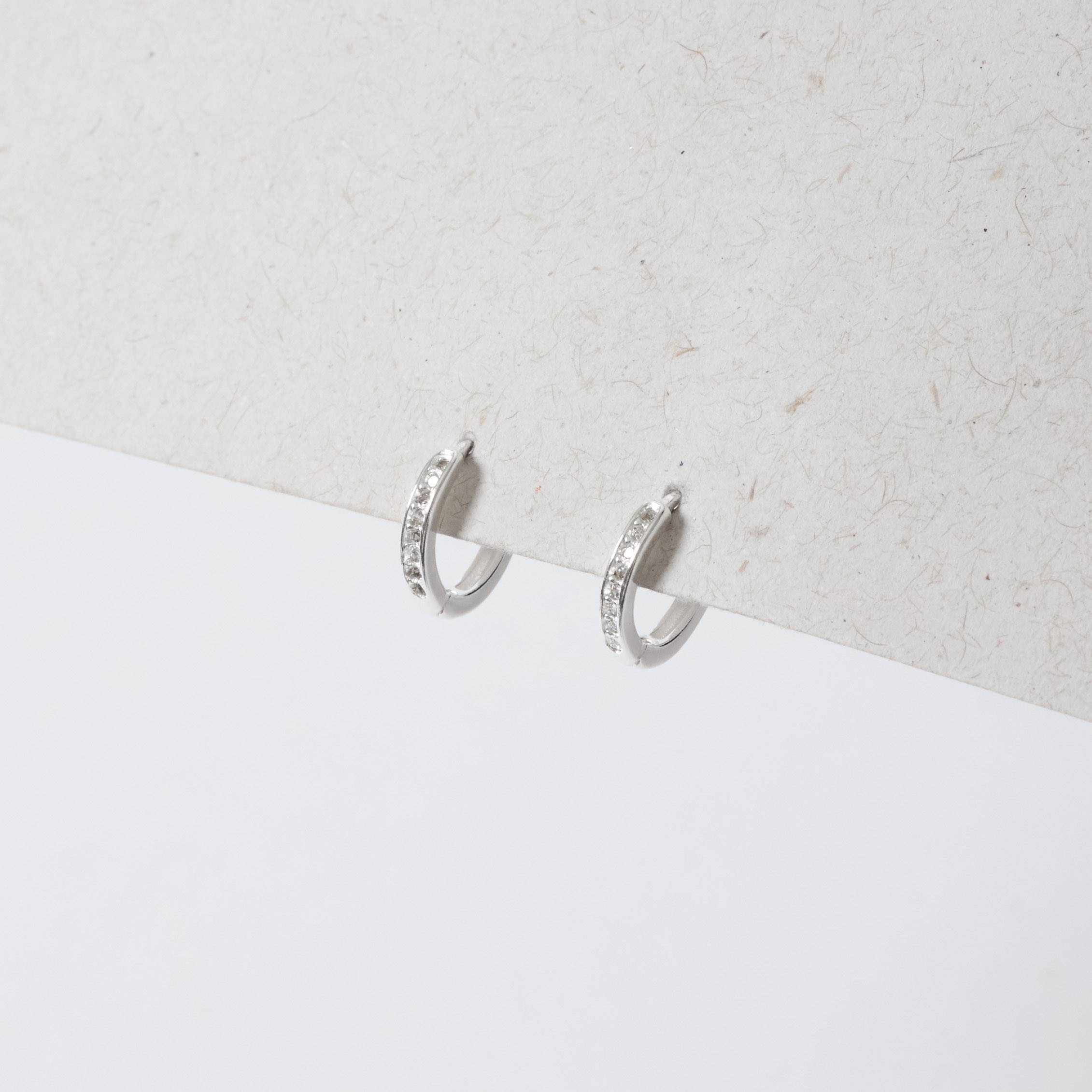 Argola click 10mm cravejada fio quadrado