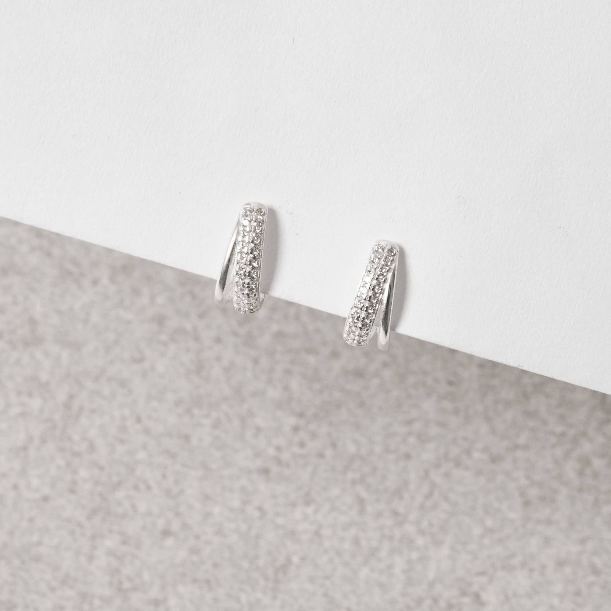 Brinco meia argola fio liso e cravejado 13mm tarraxa