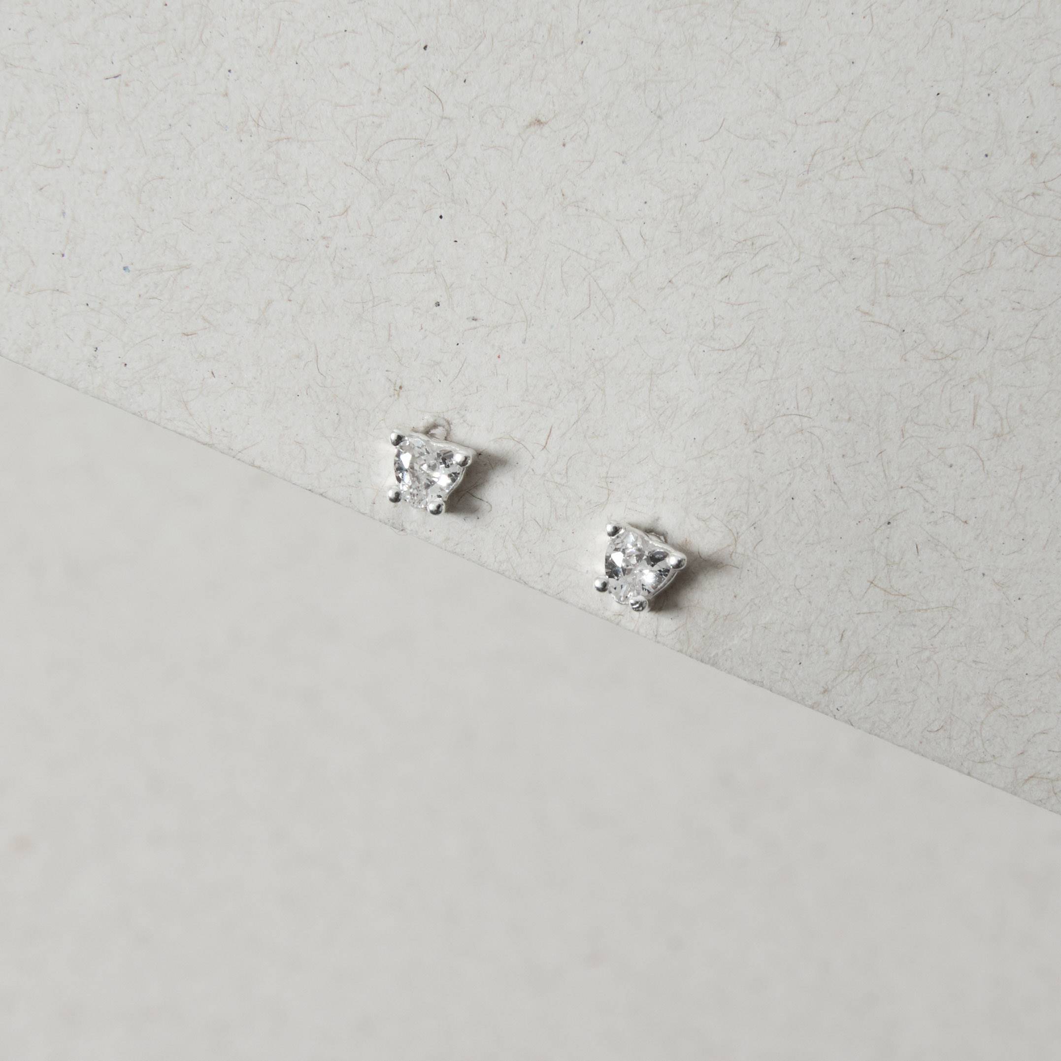 Brinco infantil zircônia coração 4mm tarraxa baby