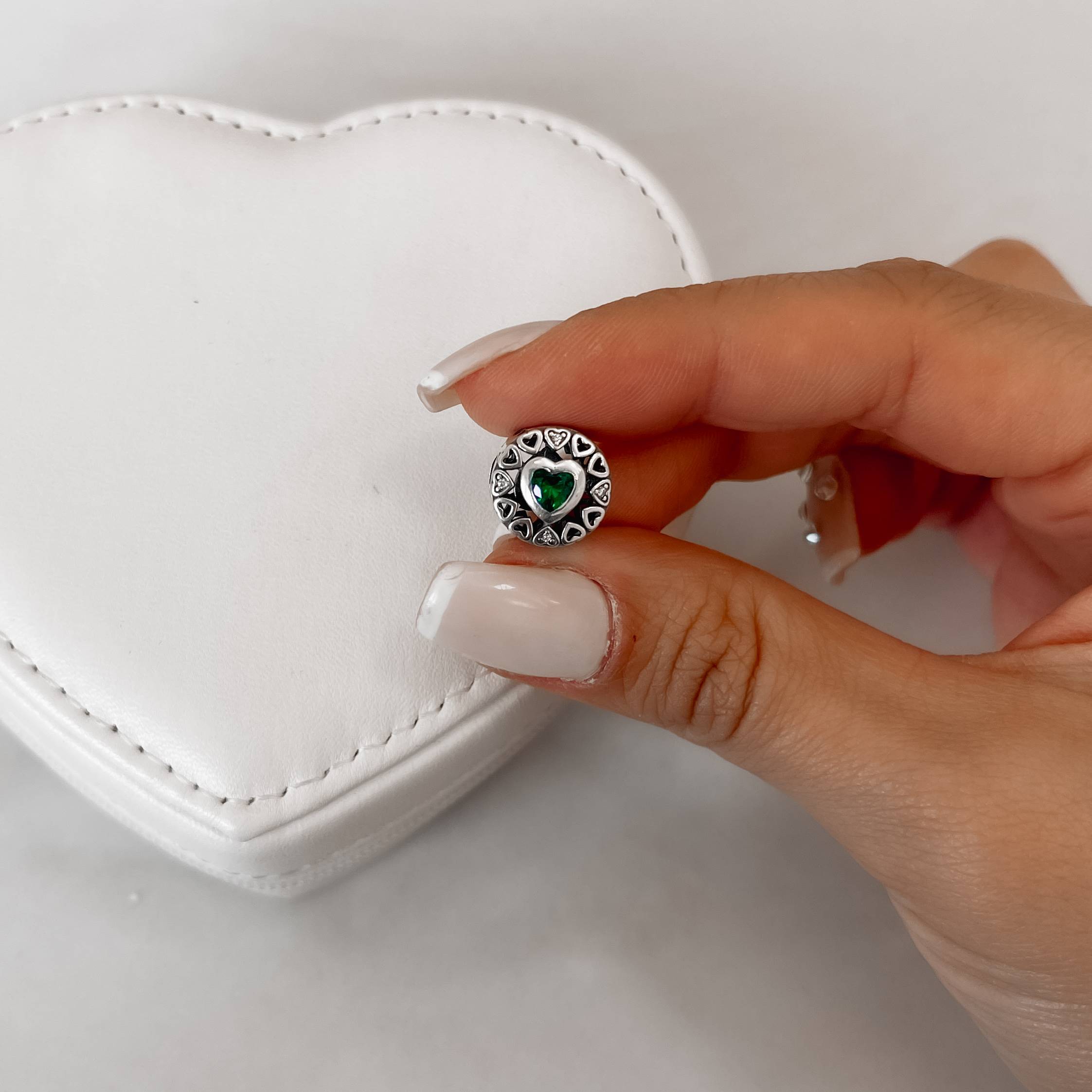 Berloque separador zircônia coração esmeralda com mini corações vazados e cravejados envelhecido 11mm importado