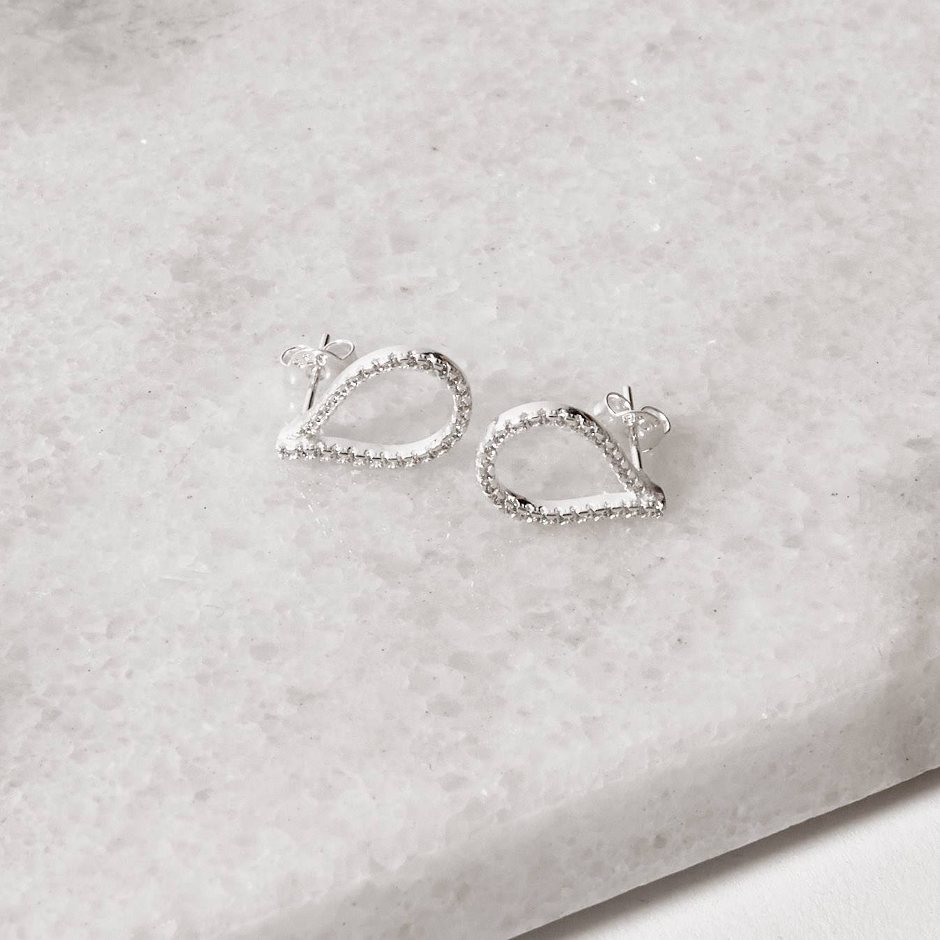 Brinco gota vazada cravejada 20mm