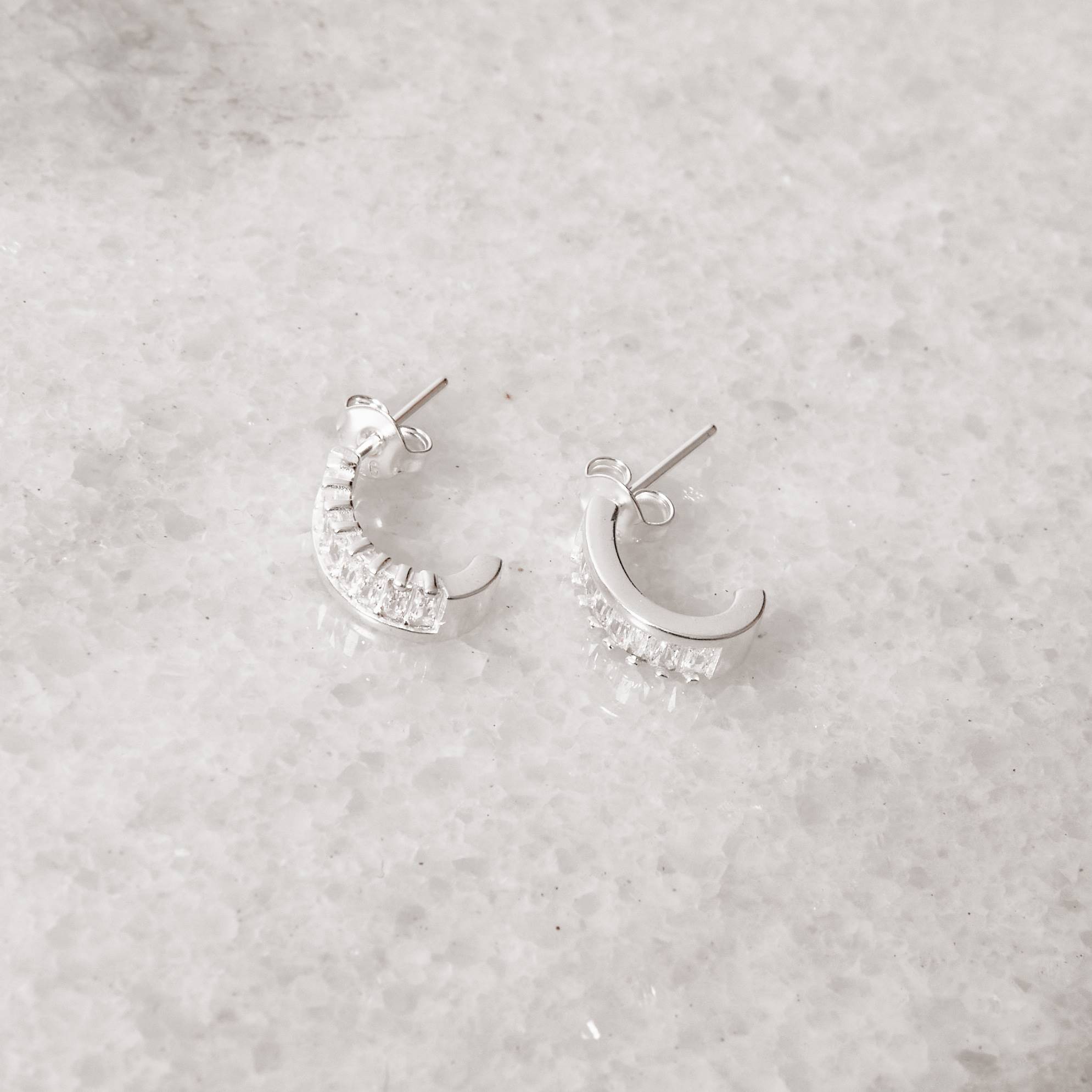 Brinco meia argola com zircônias retangulares 13mm tarraxa