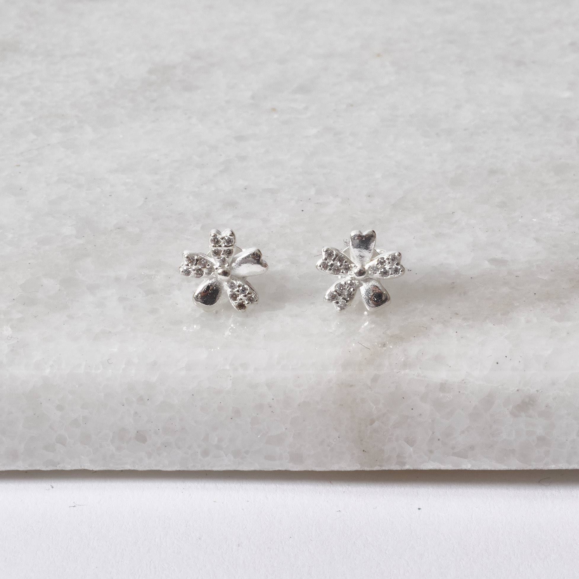 Brinco flor com cravejado 9mm