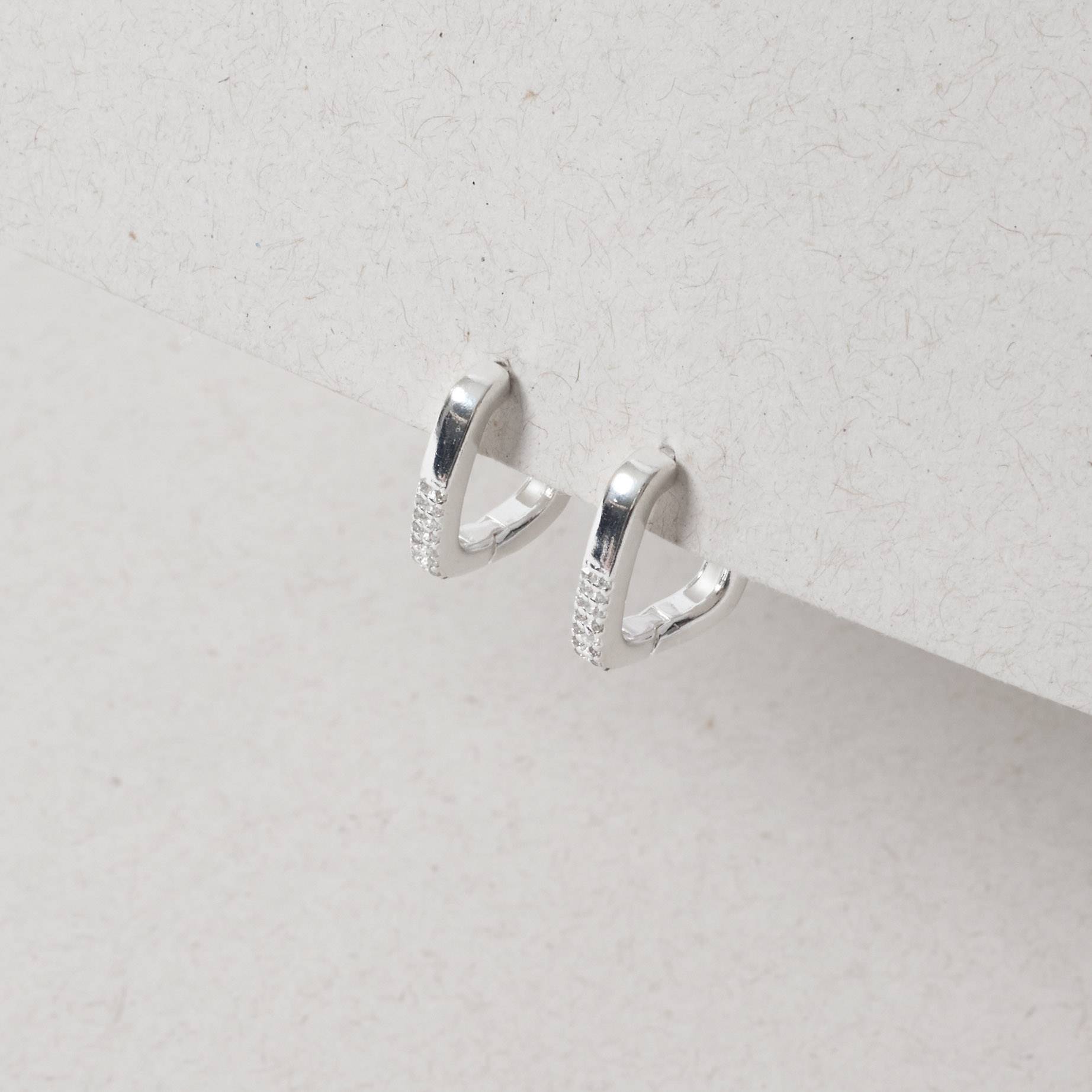 Argola click quadrada detalhe cravejado 17mm 