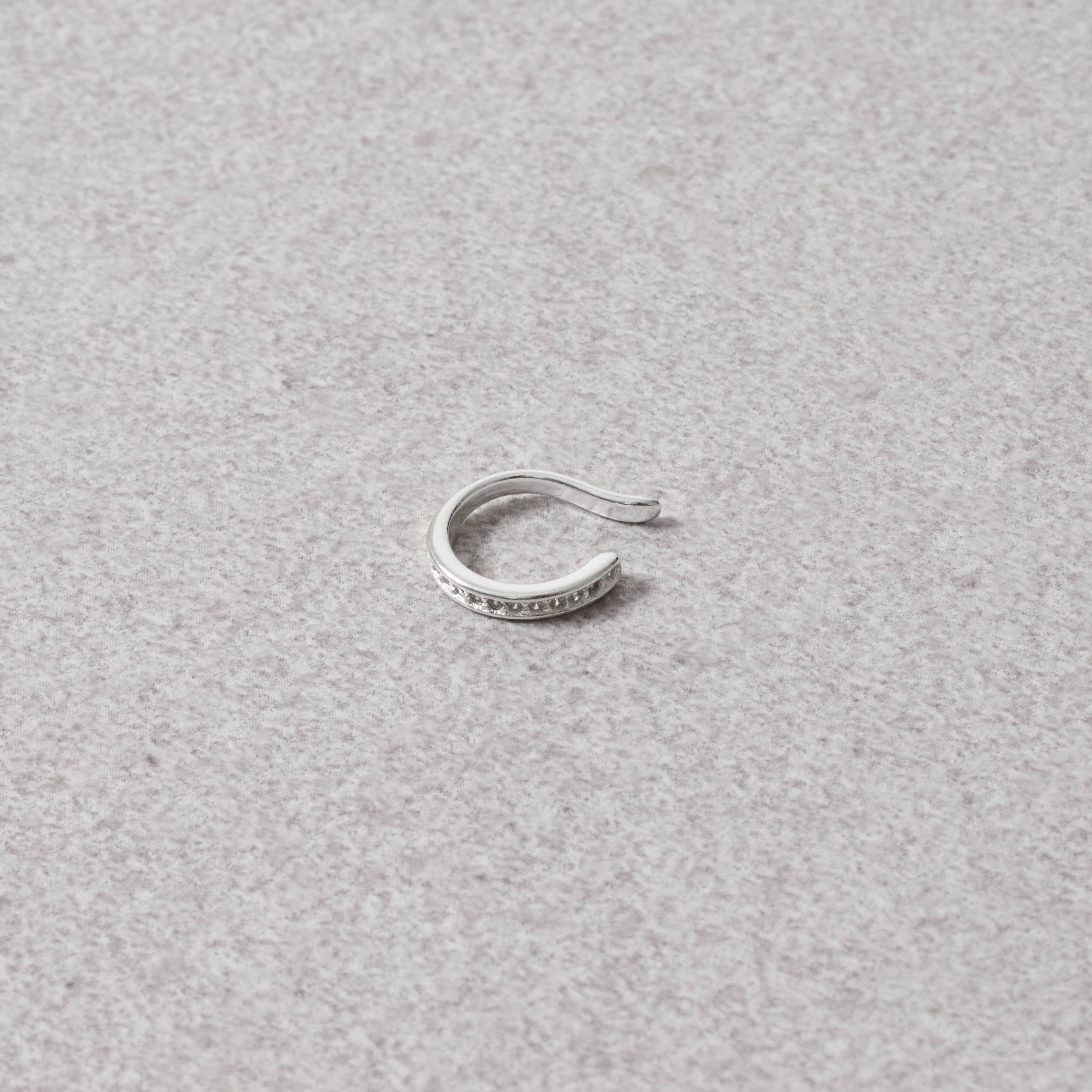 Piercing fake argola rígida com zircônias