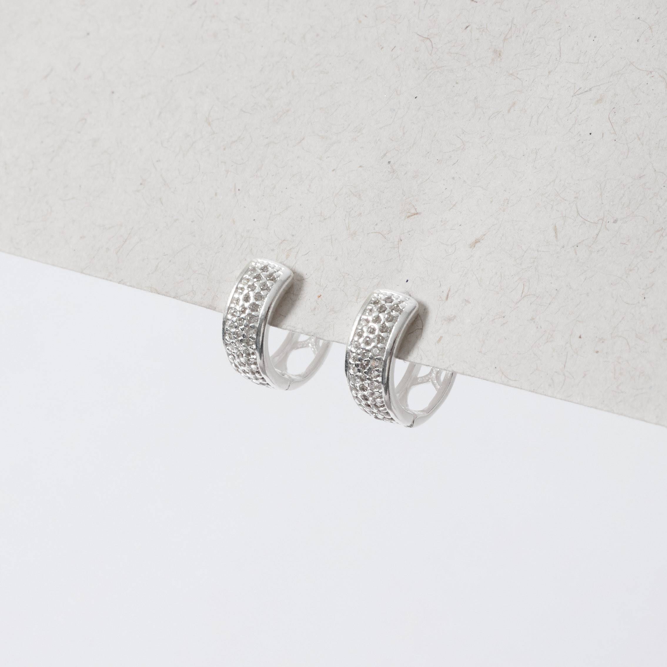 Argola click larga cravejada 12mm detalhe geométrico vazado