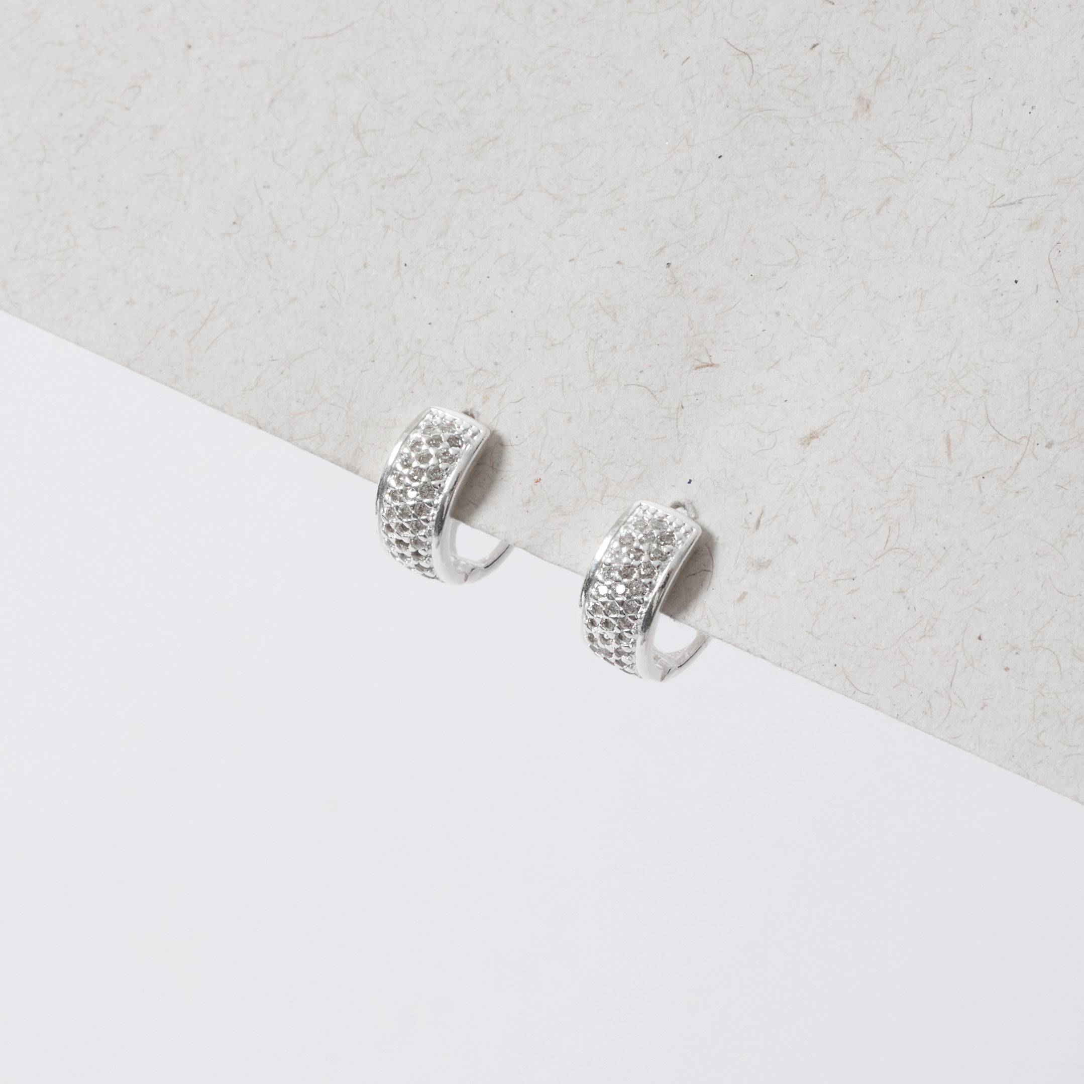 Argola click larga cravejada 11mm detalhe geométrico vazado