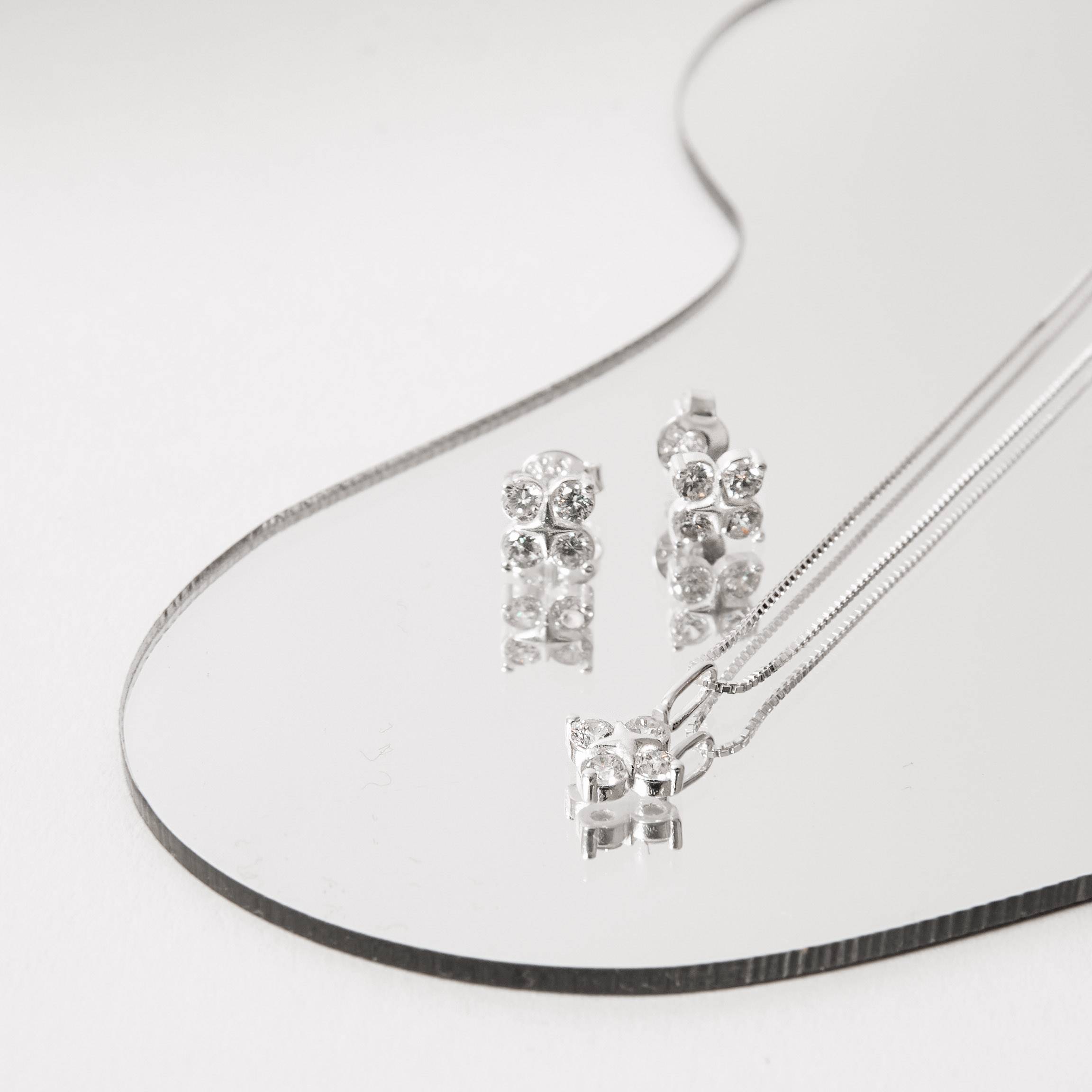 Conjunto brinco e colar trevo cravejado 8mm 40cm