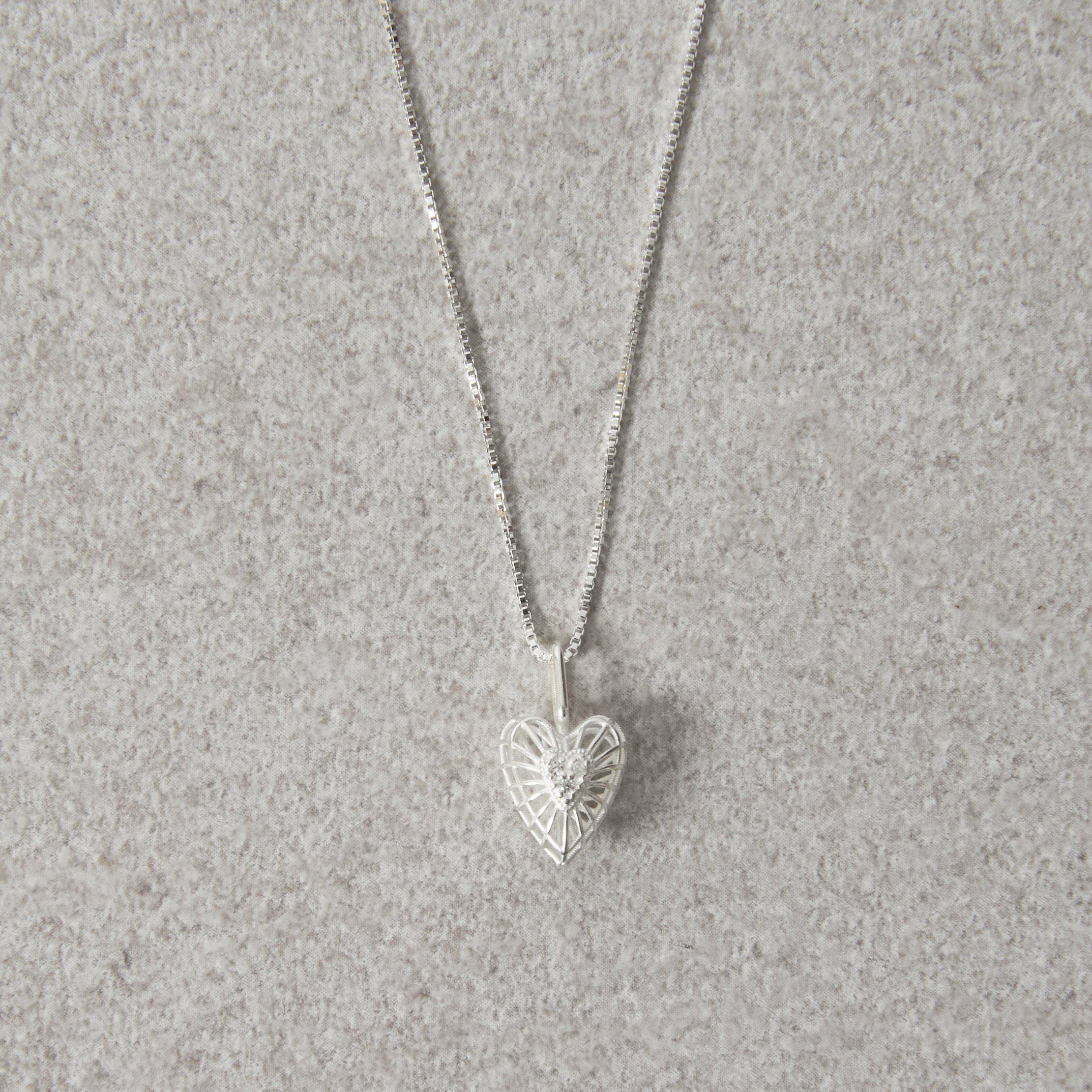 Imagem Colar pingente coração 3D com zircônias 11mm 45cm