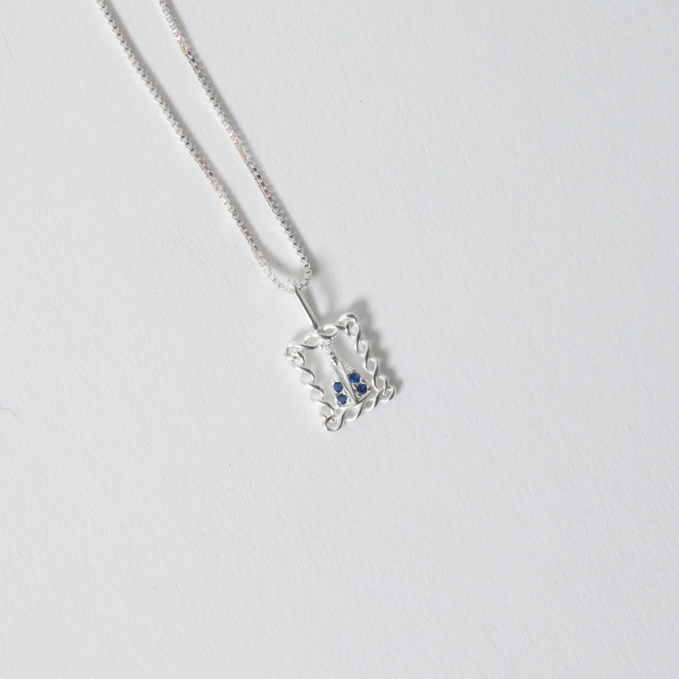 Colar pingente medalha Nsa. Sra. Aparecida cravejada azul 9mm 45cm