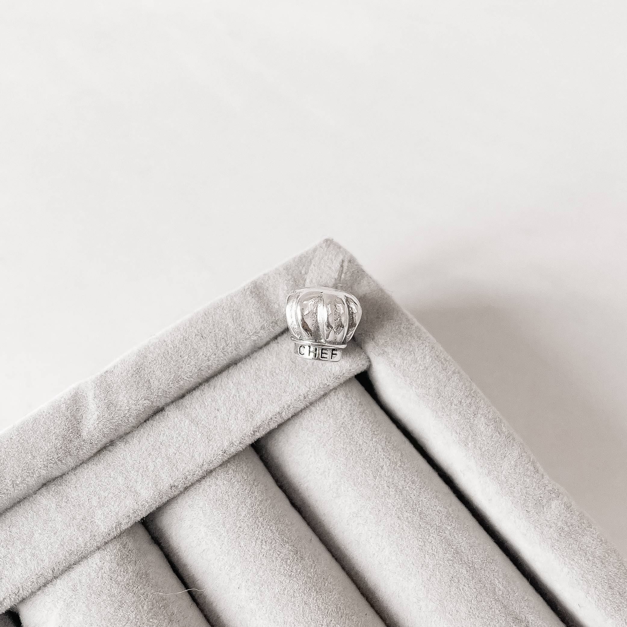 Berloque separador chapéu chef com escrito envelhecido 10mm importado