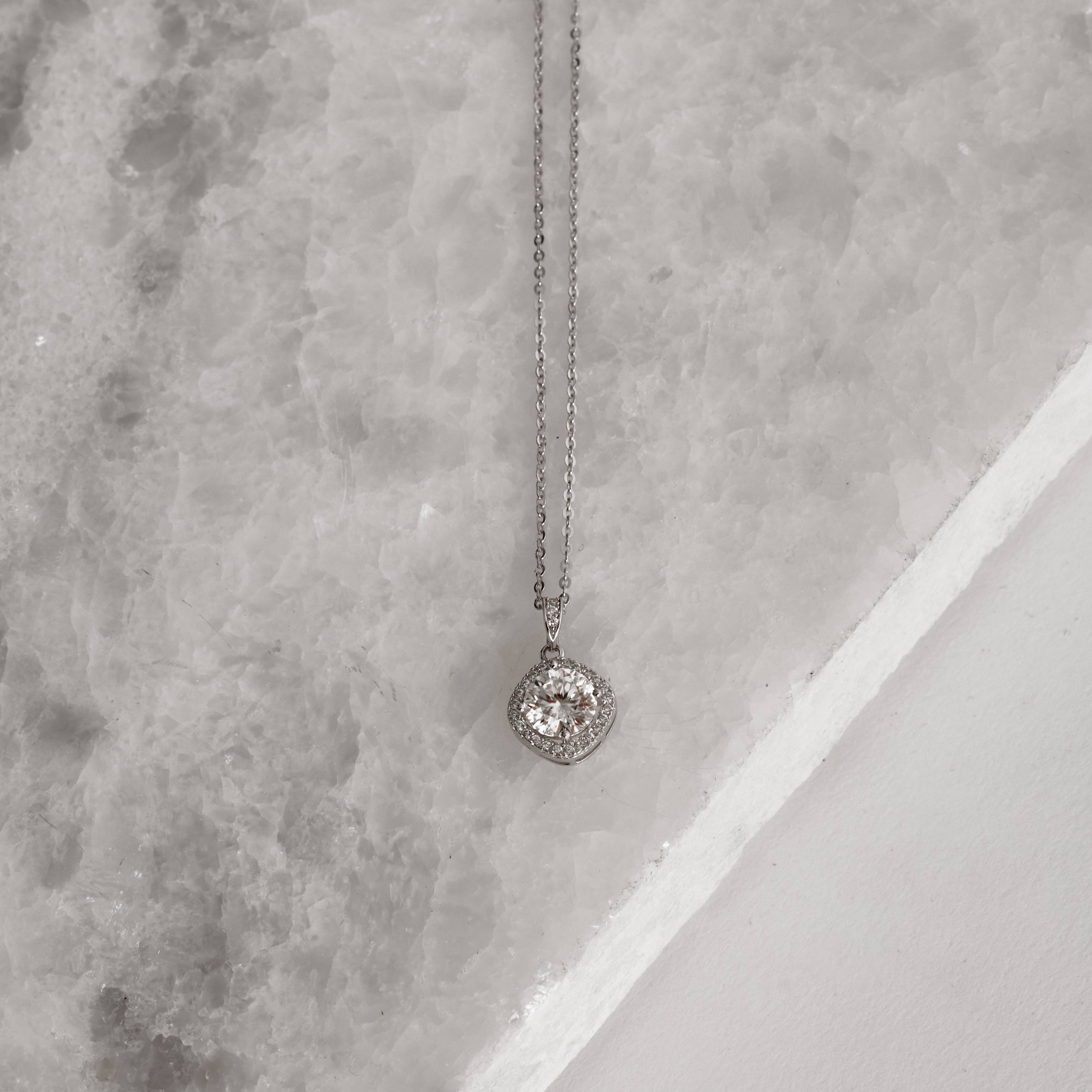 Colar pingente moissanite cristal 6.5mm com cravejado corrente cadeadinho 45cm ródio