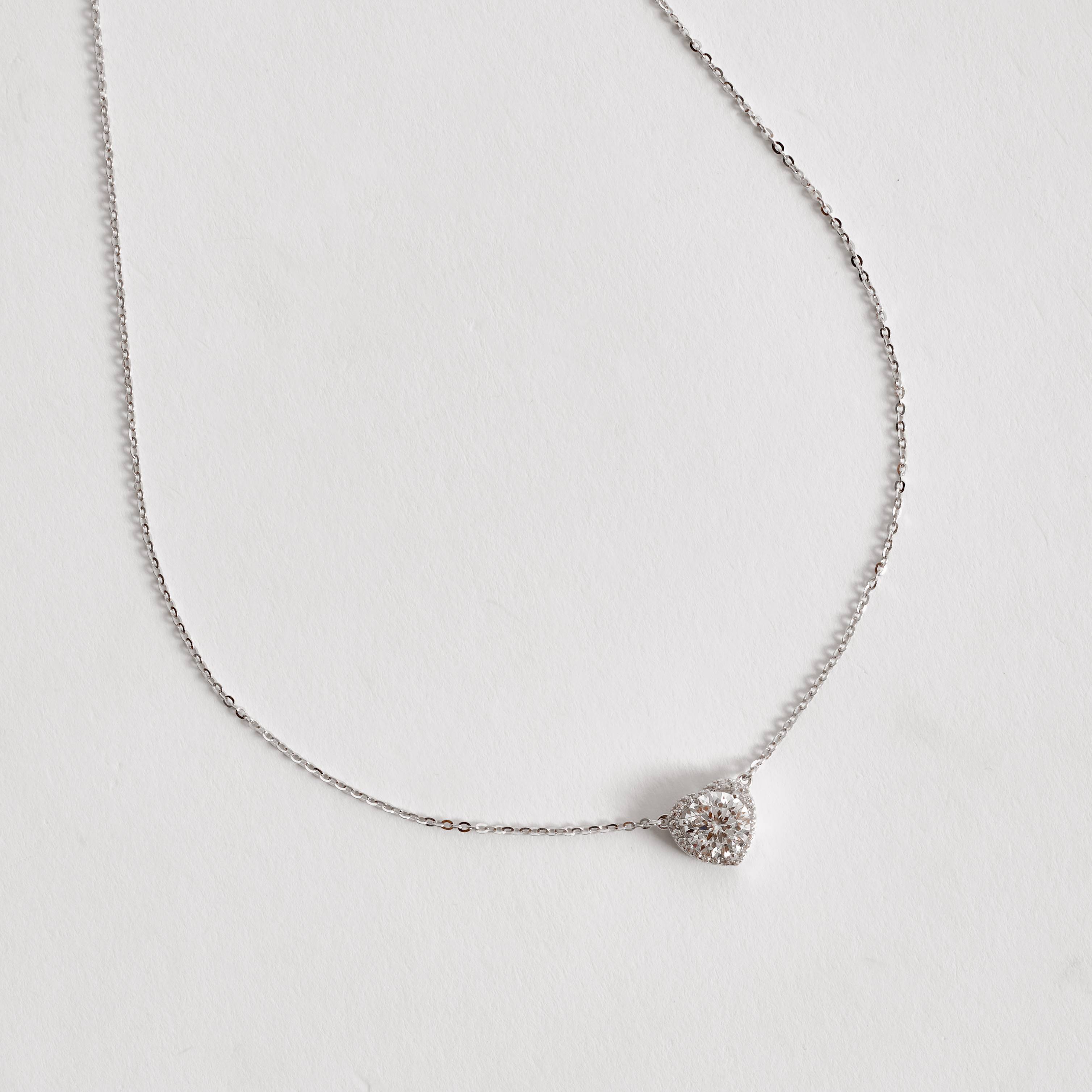 Colar pingente moissanite cristal 6.5mm com coração vazado cravejado corrente cadeadinho 45cm ródio