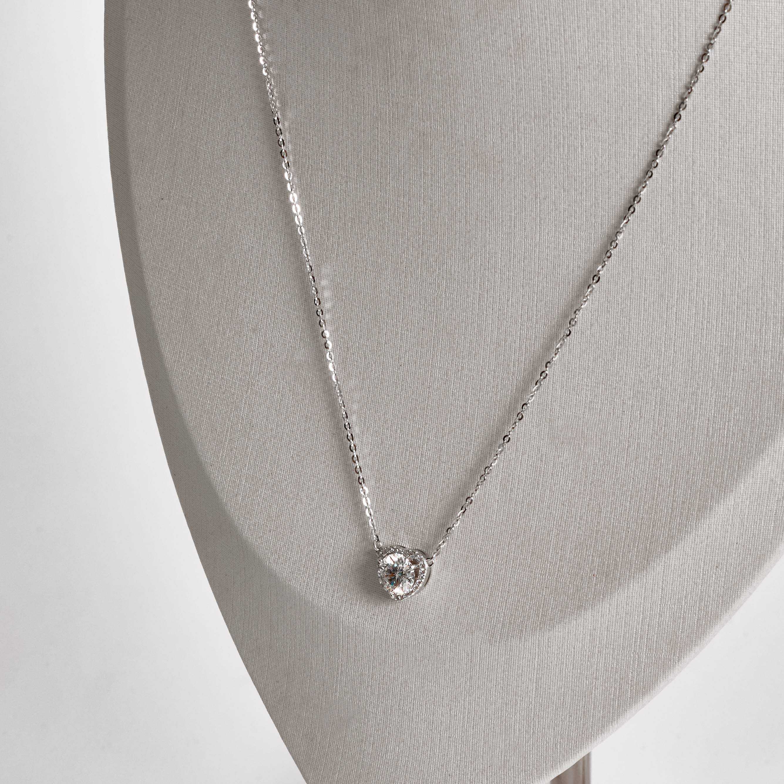 Imagem Secundária Colar pingente moissanite cristal 6.5mm com coração vazado cravejado corrente cadeadinho 45cm ródio