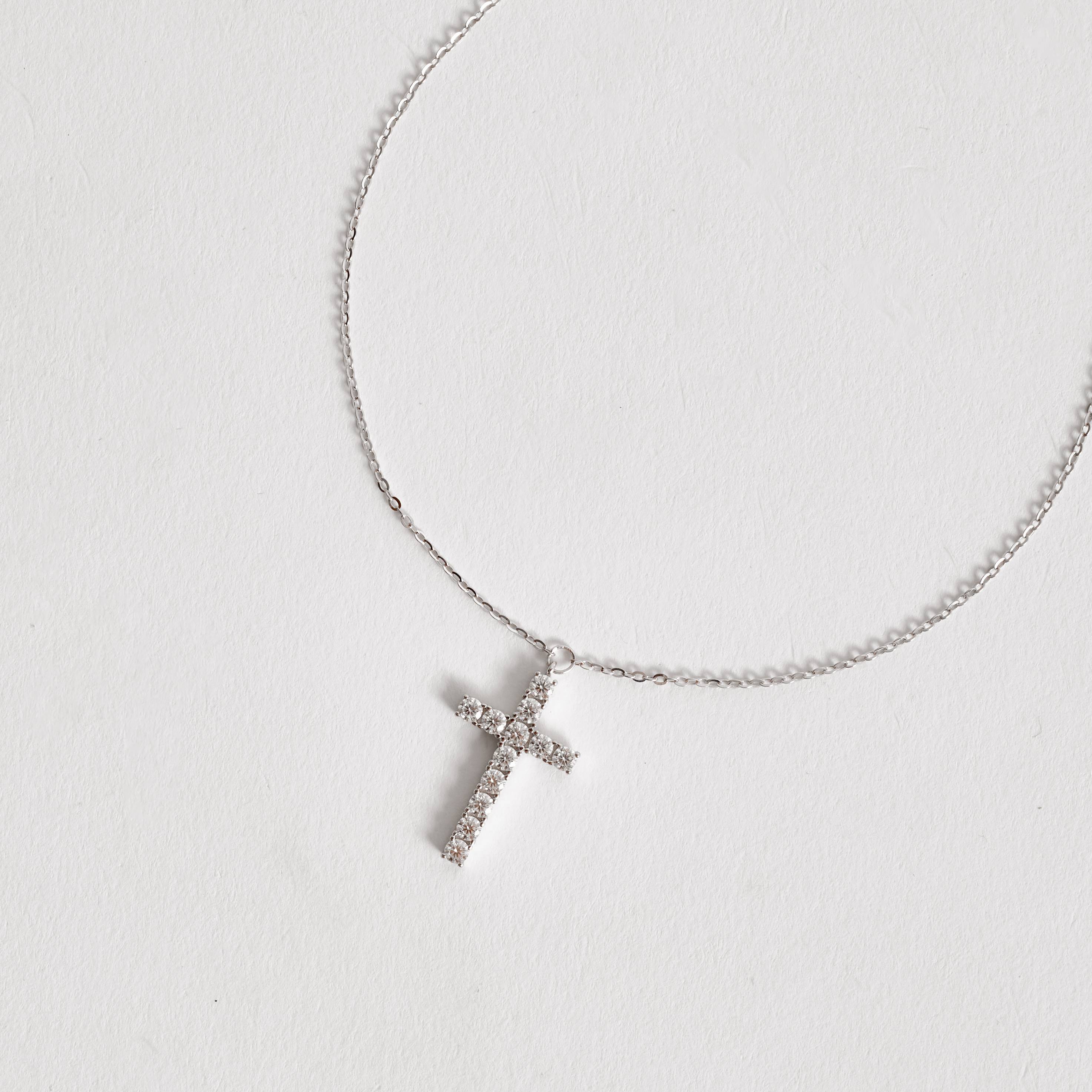 Colar pingente cruz moissanite 21mm corrente cadeadinho 45cm ródio