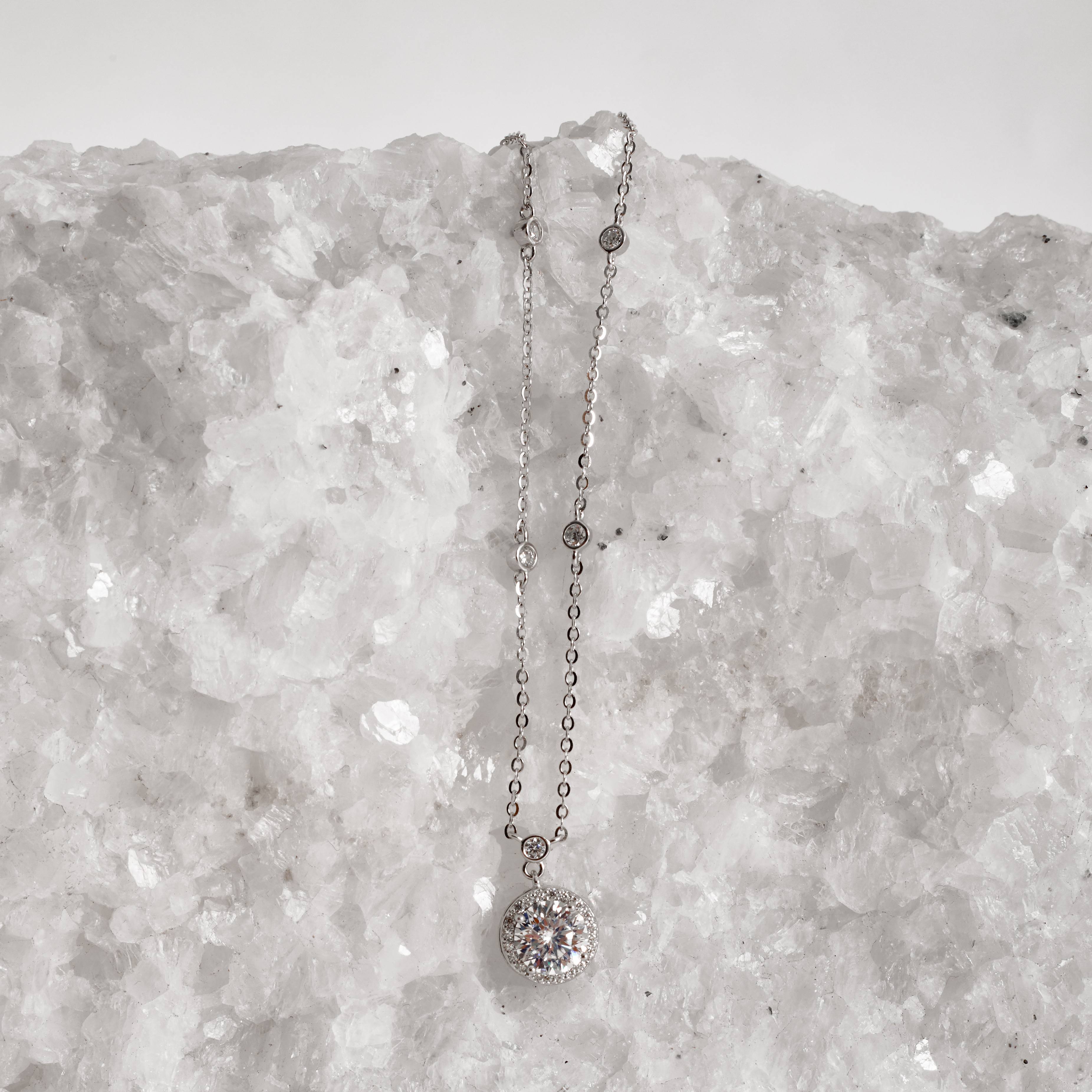 Imagem Secundária Colar entremeios e pingente moissanite 6.5mm com cravejado corrente cadeadinho 40+5cm ródio