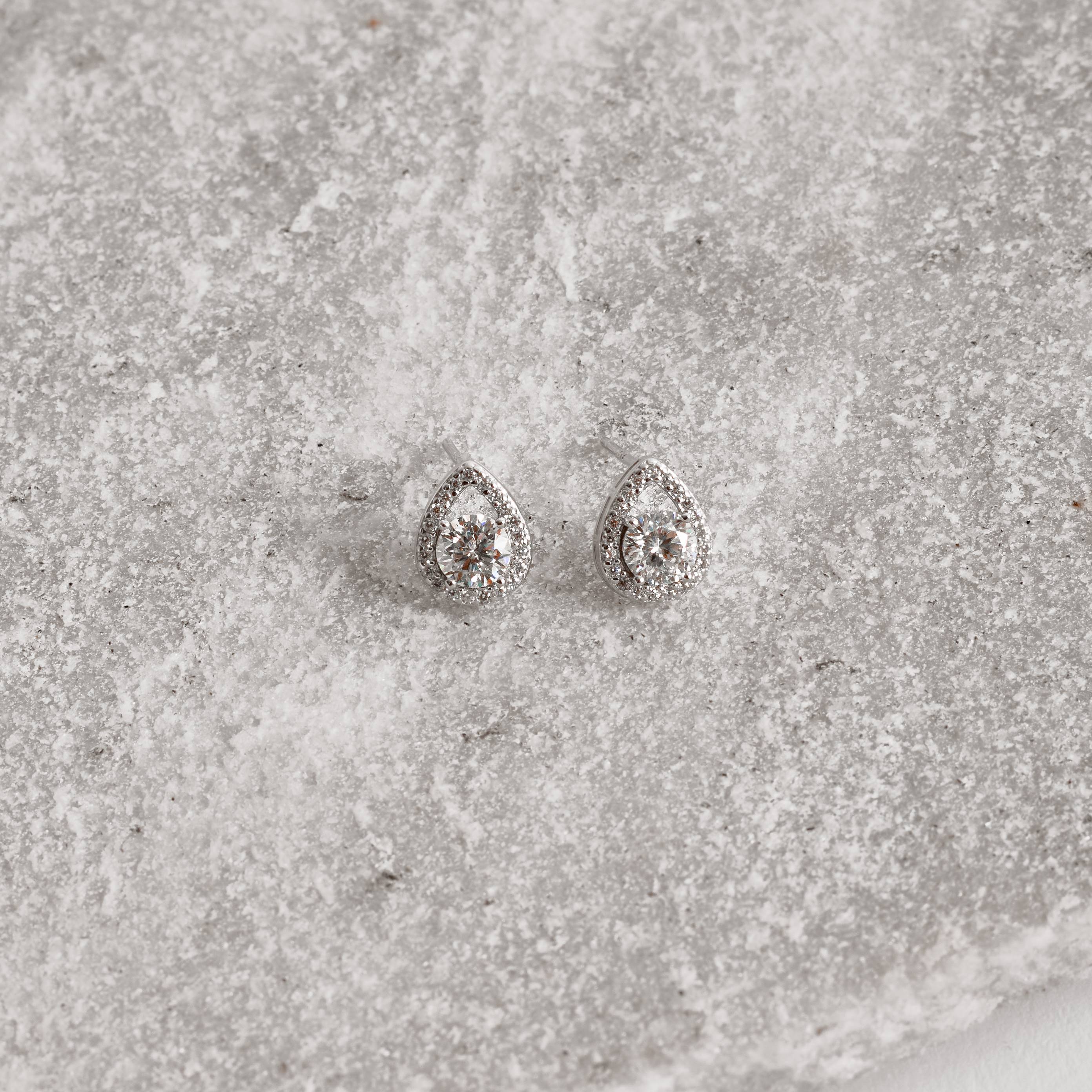 Imagem Secundária Brinco moissanite 5mm com gota vazada cravejada ródio