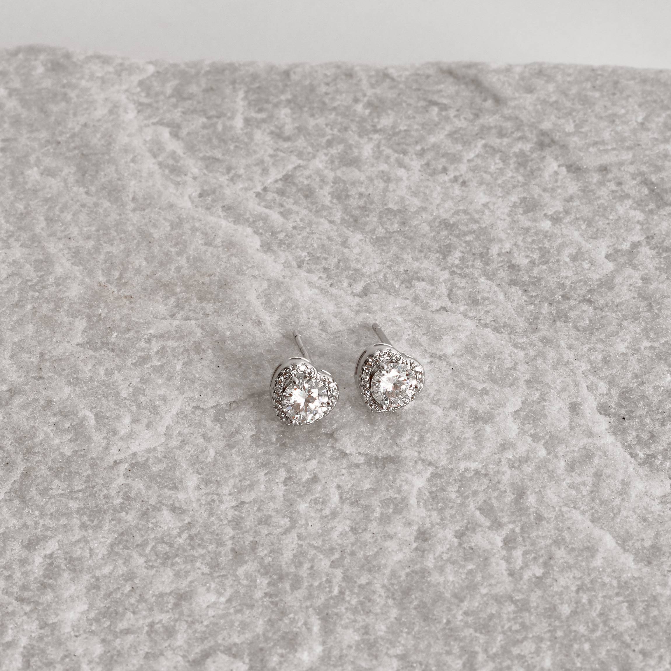 Imagem Secundária Brinco moissanite cristal 5mm com coração cravejado ródio