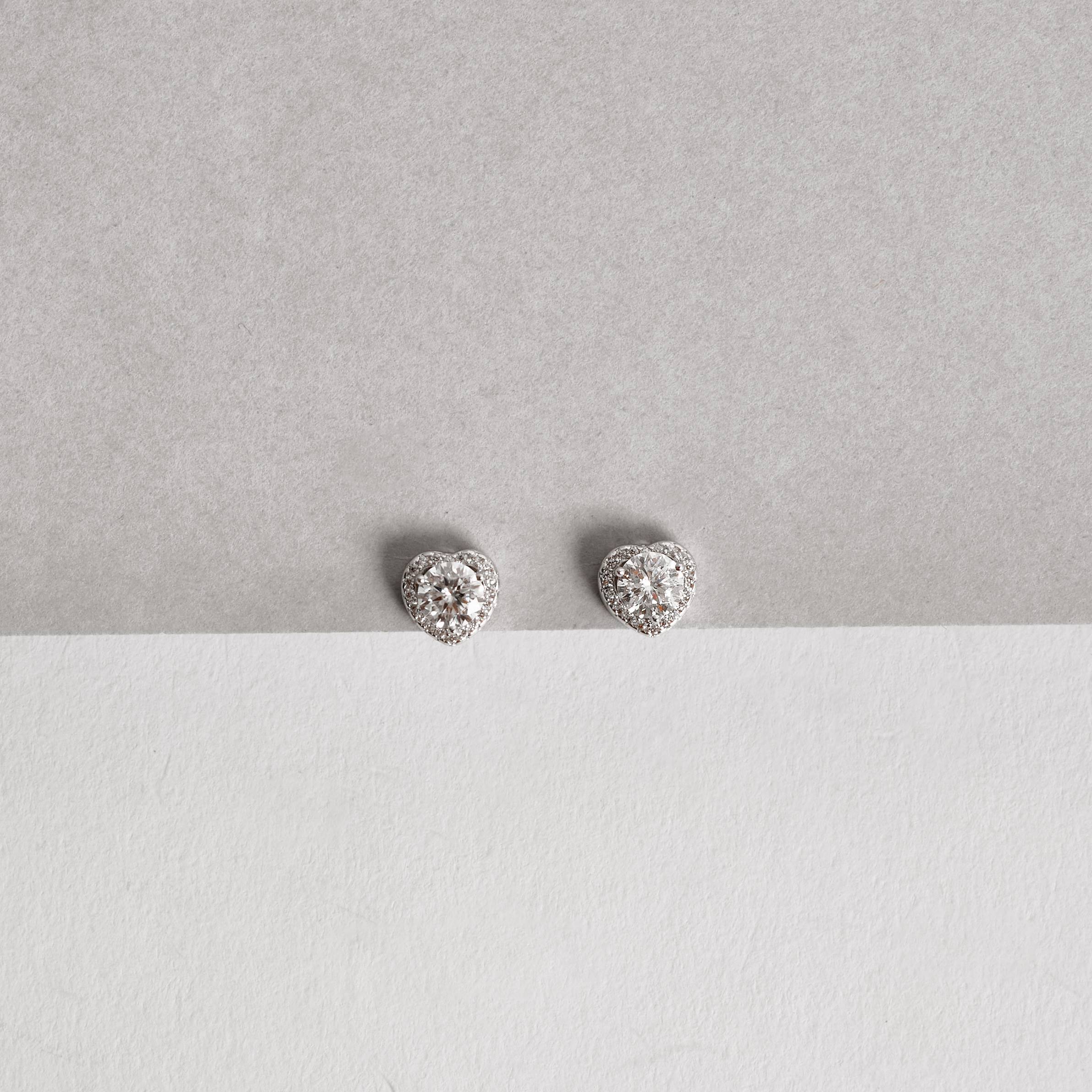 Brinco moissanite cristal 5mm com coração cravejado ródio