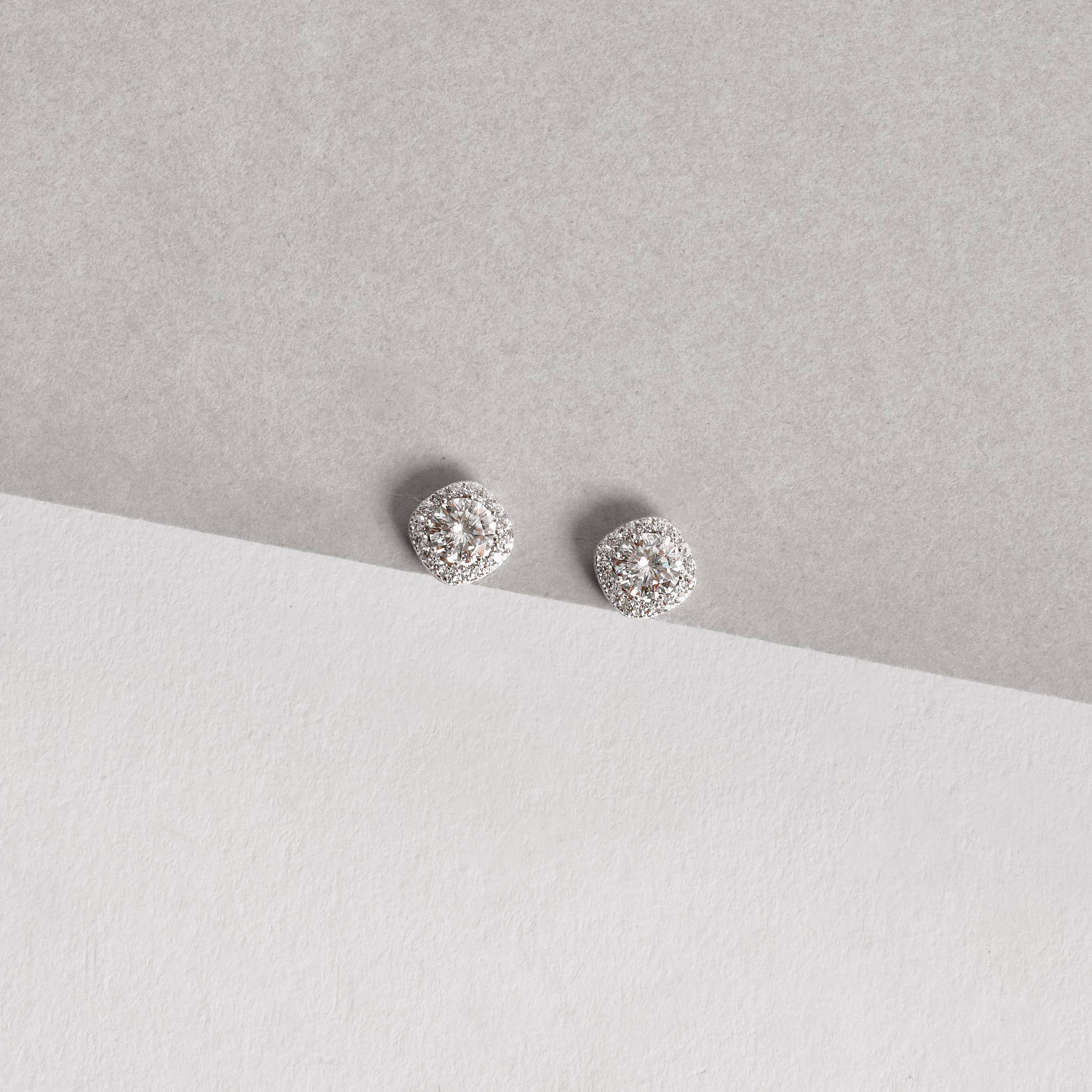 Brinco moissanite cristal 5mm com quadrado cravejado ródio