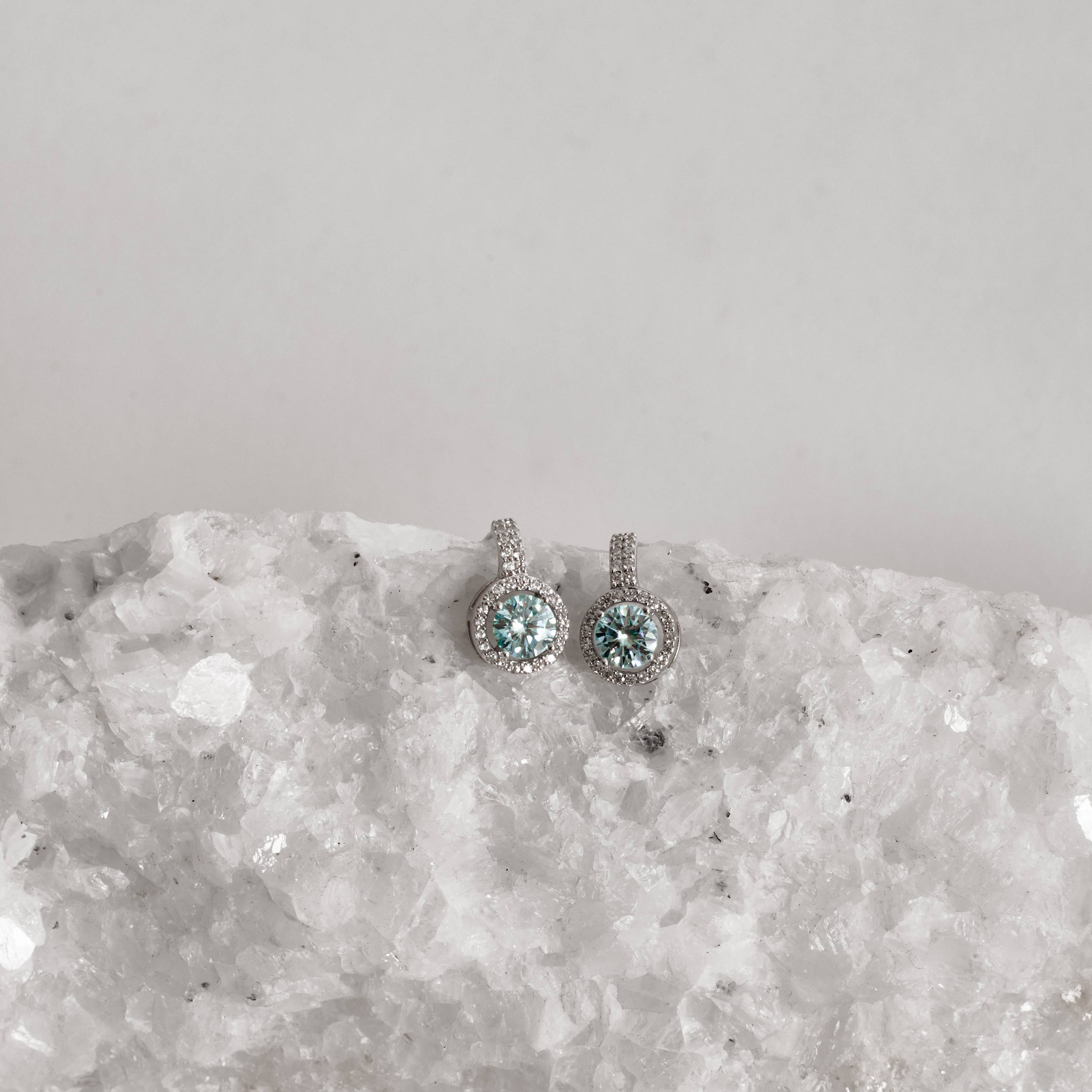 Imagem Brinco meia argola moissanite aquamarine 5mm com cravejado ródio