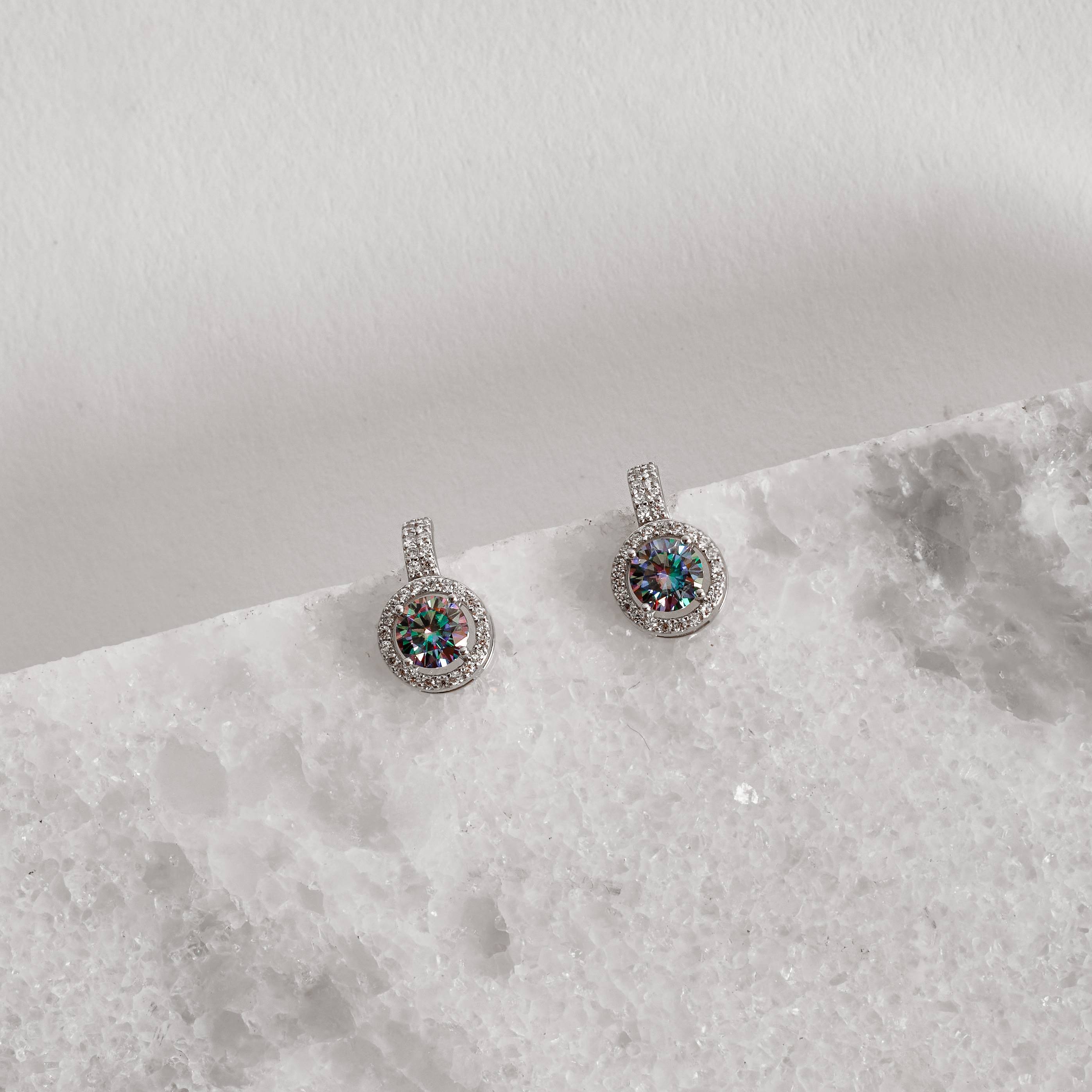 Brinco meia argola moissanite rainbow green 5mm com cravejado ródio