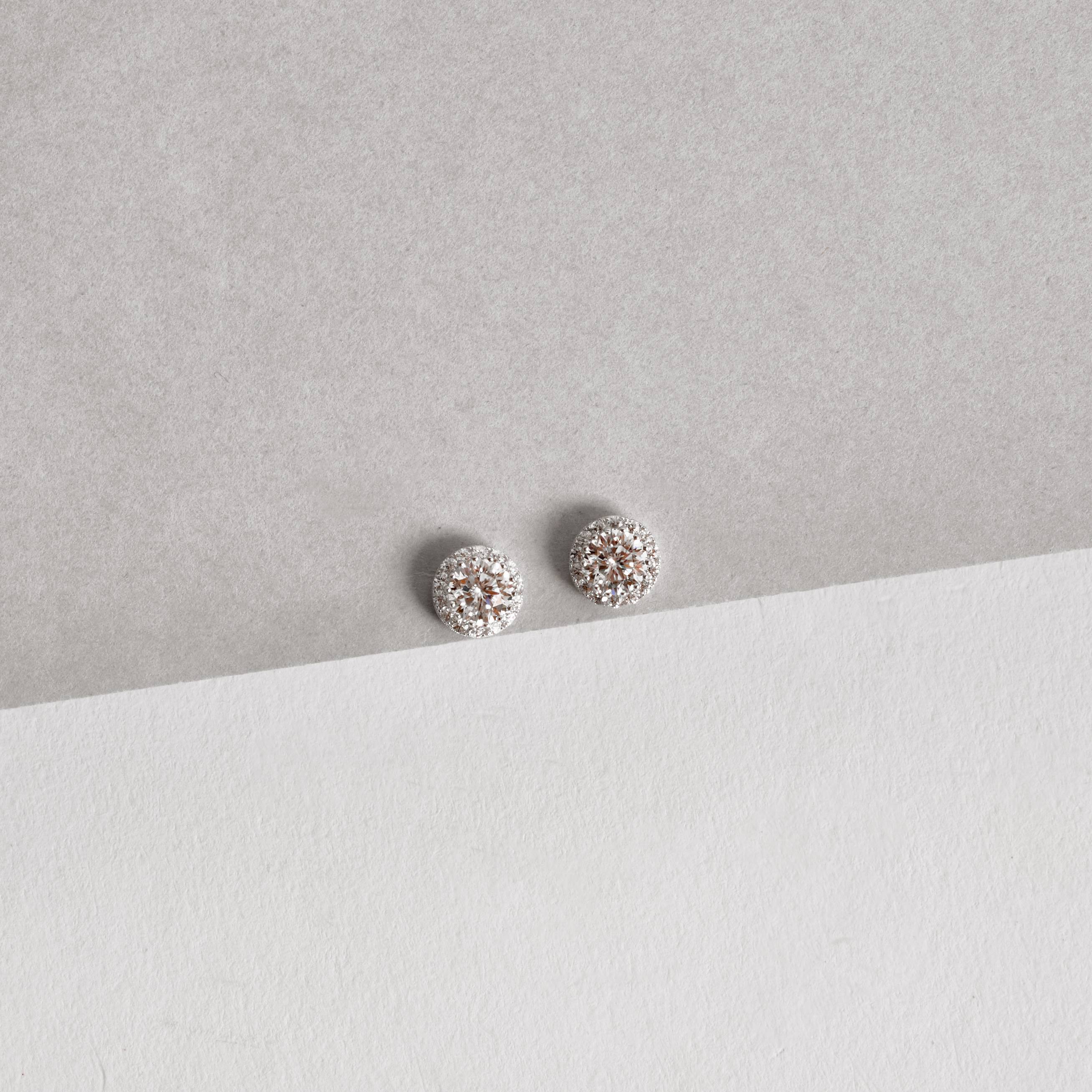 Brinco moissanite 5mm com cravejado cristal ródio