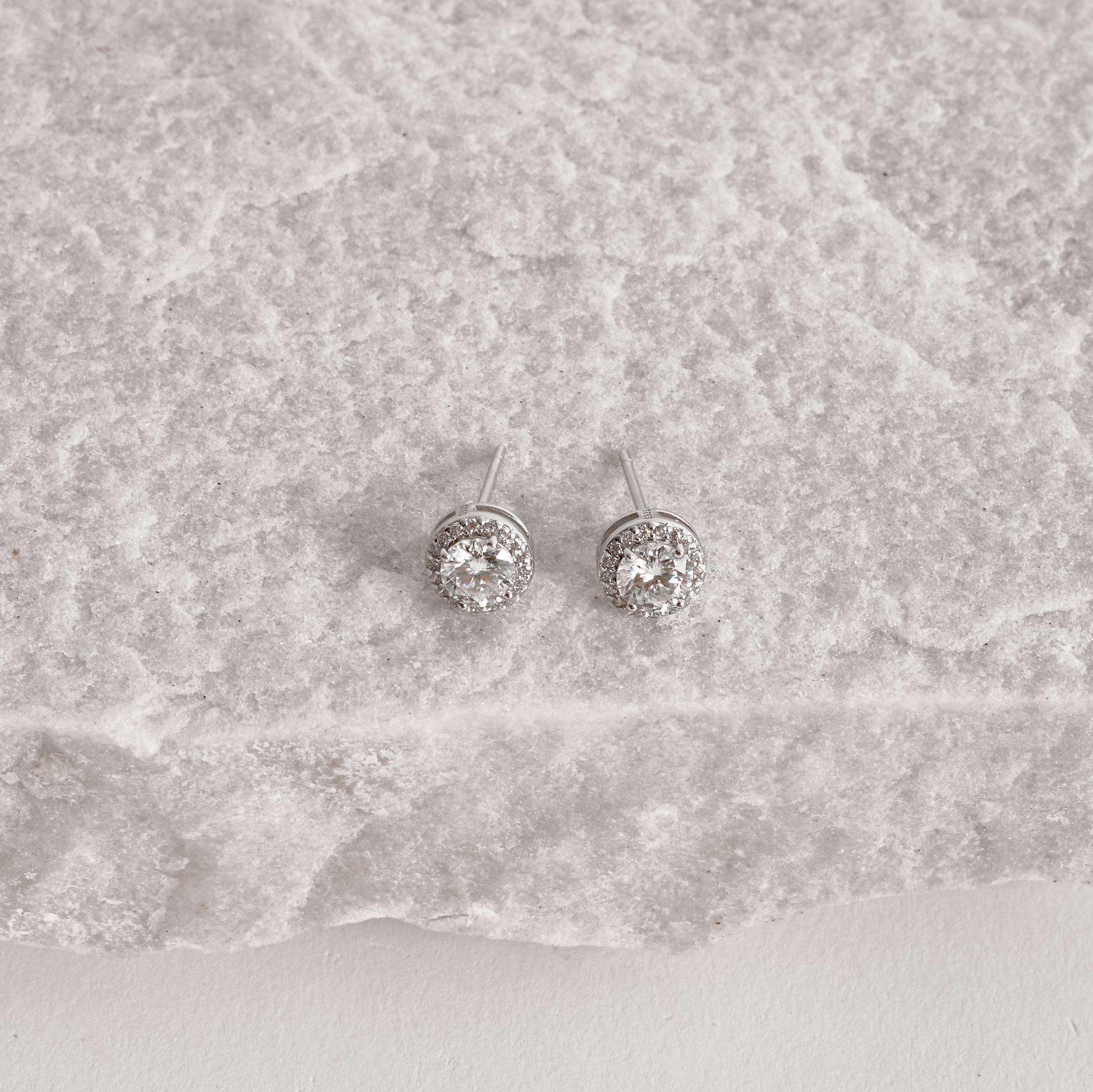 Brinco moissanite cristal 5mm com cravejado ródio