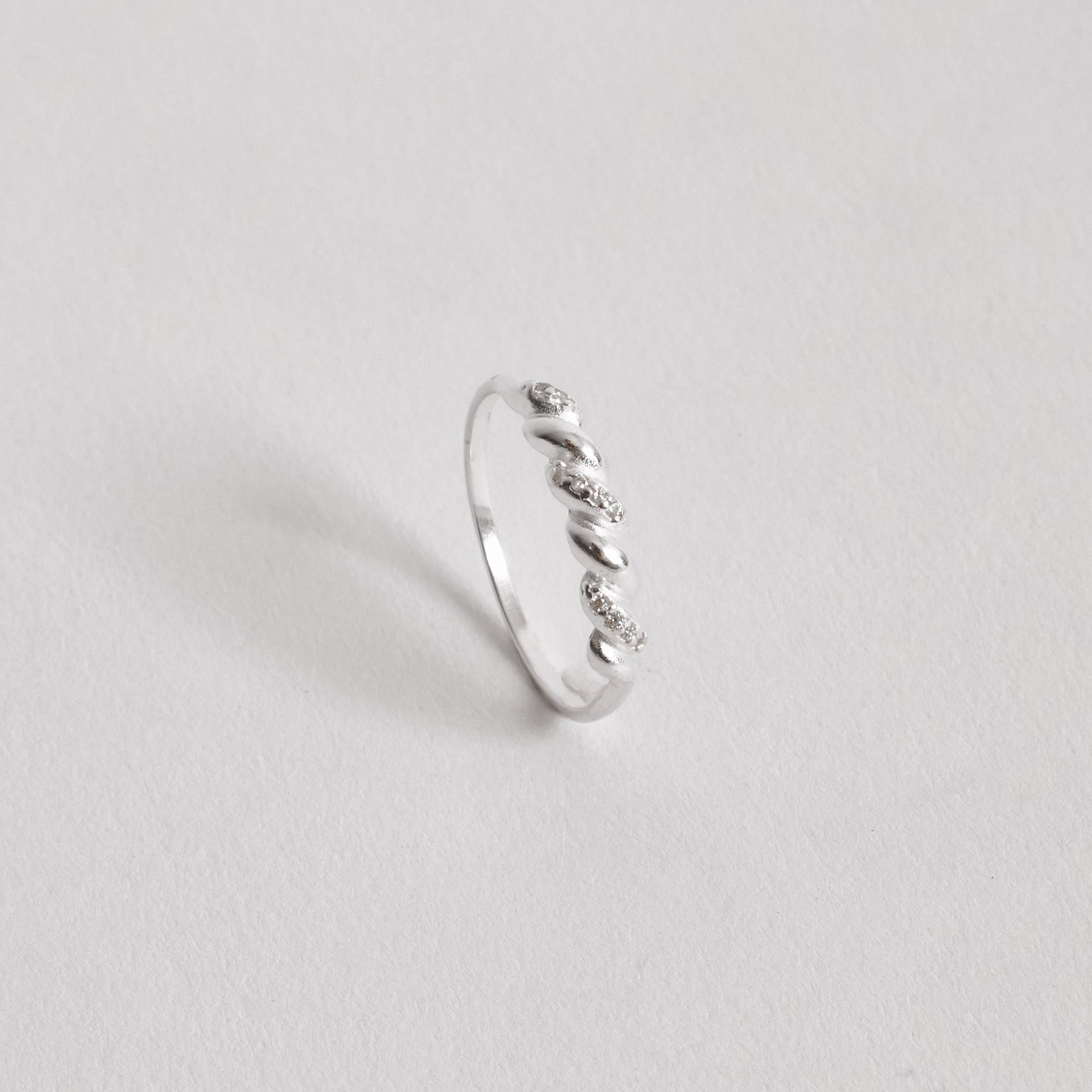 Anel torcido com zircônias 