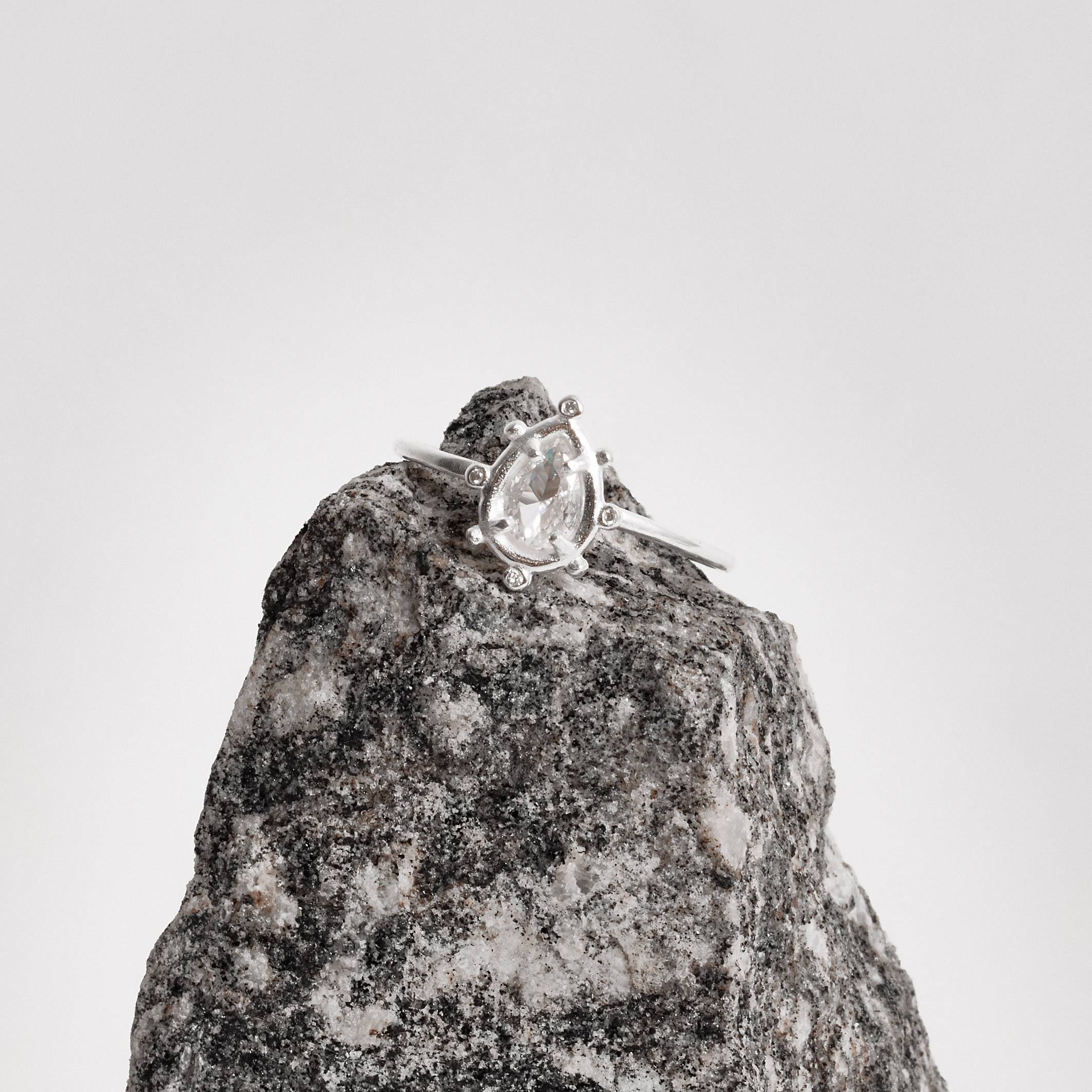 Anel fino zircônia gota trabalhada