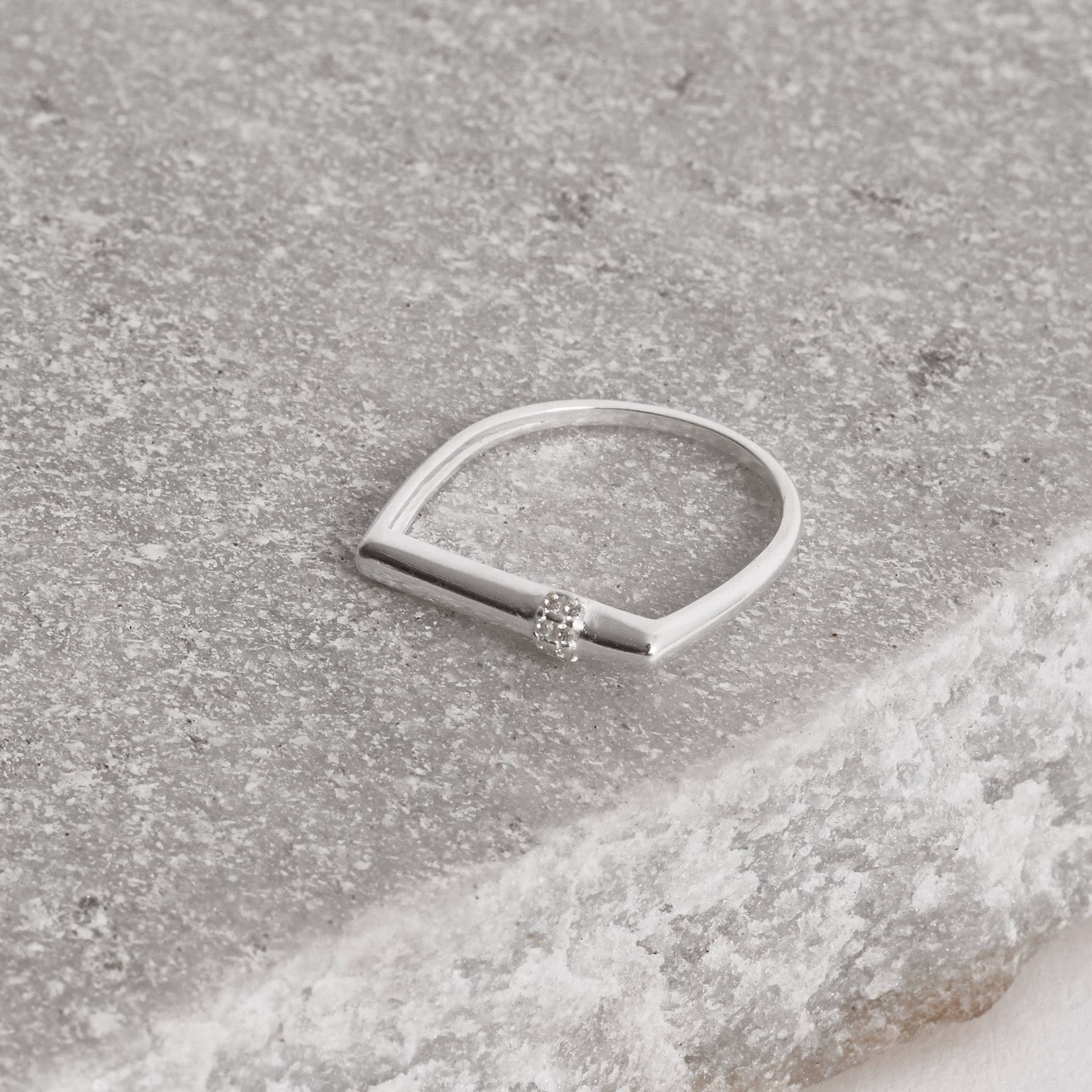 Anel reto com detalhe cravejado