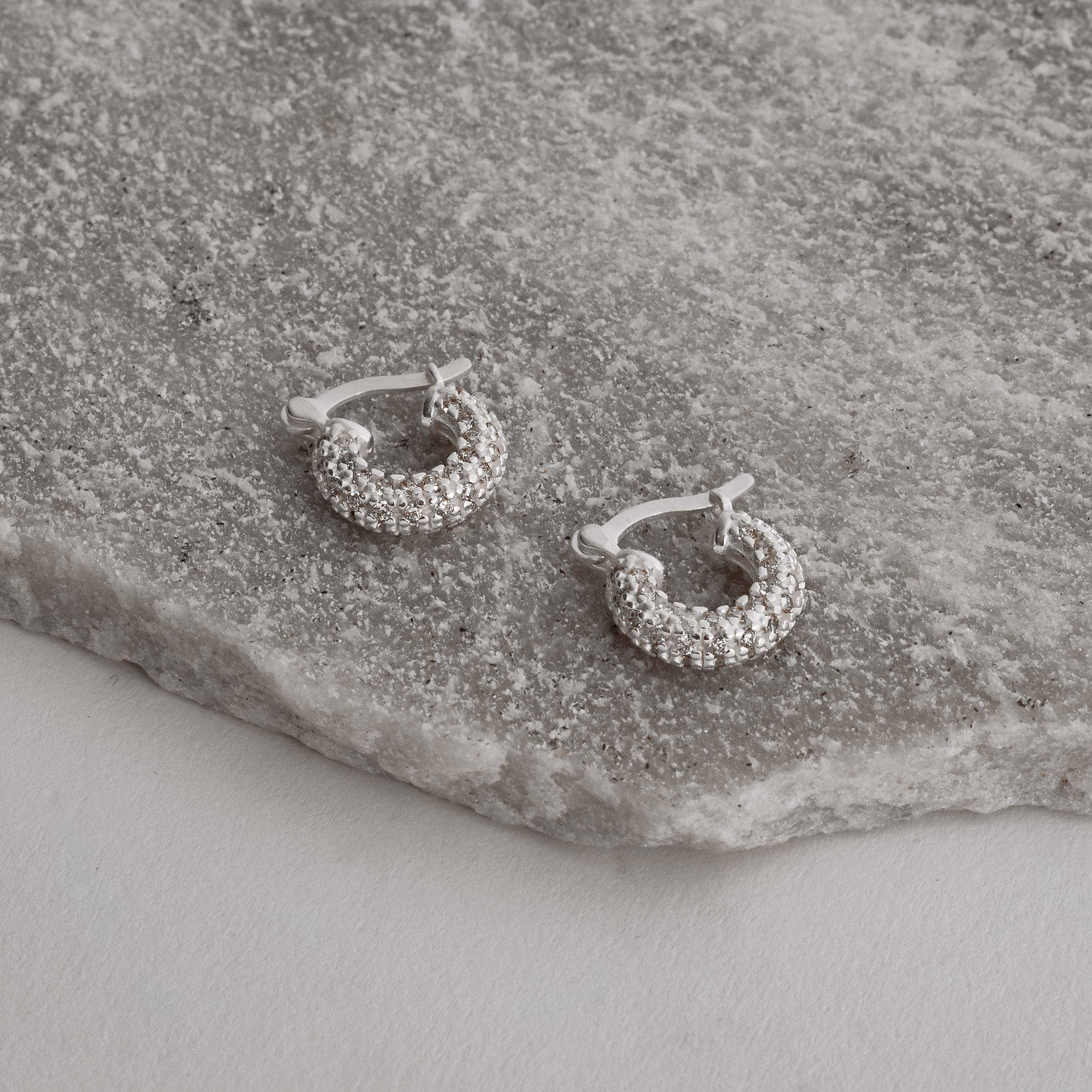 Argola toda cravejada 13mm trava