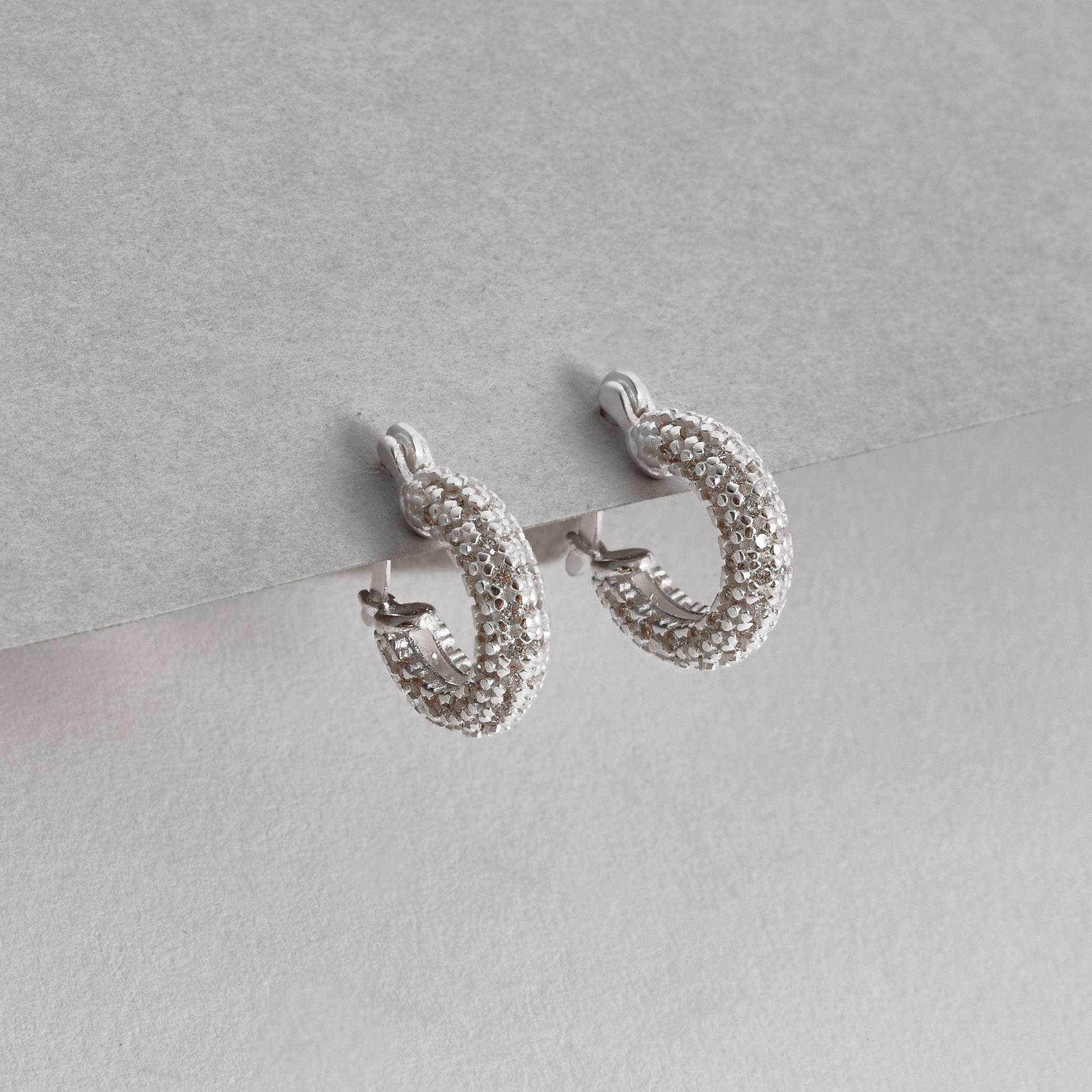 Argola toda cravejada 16mm trava