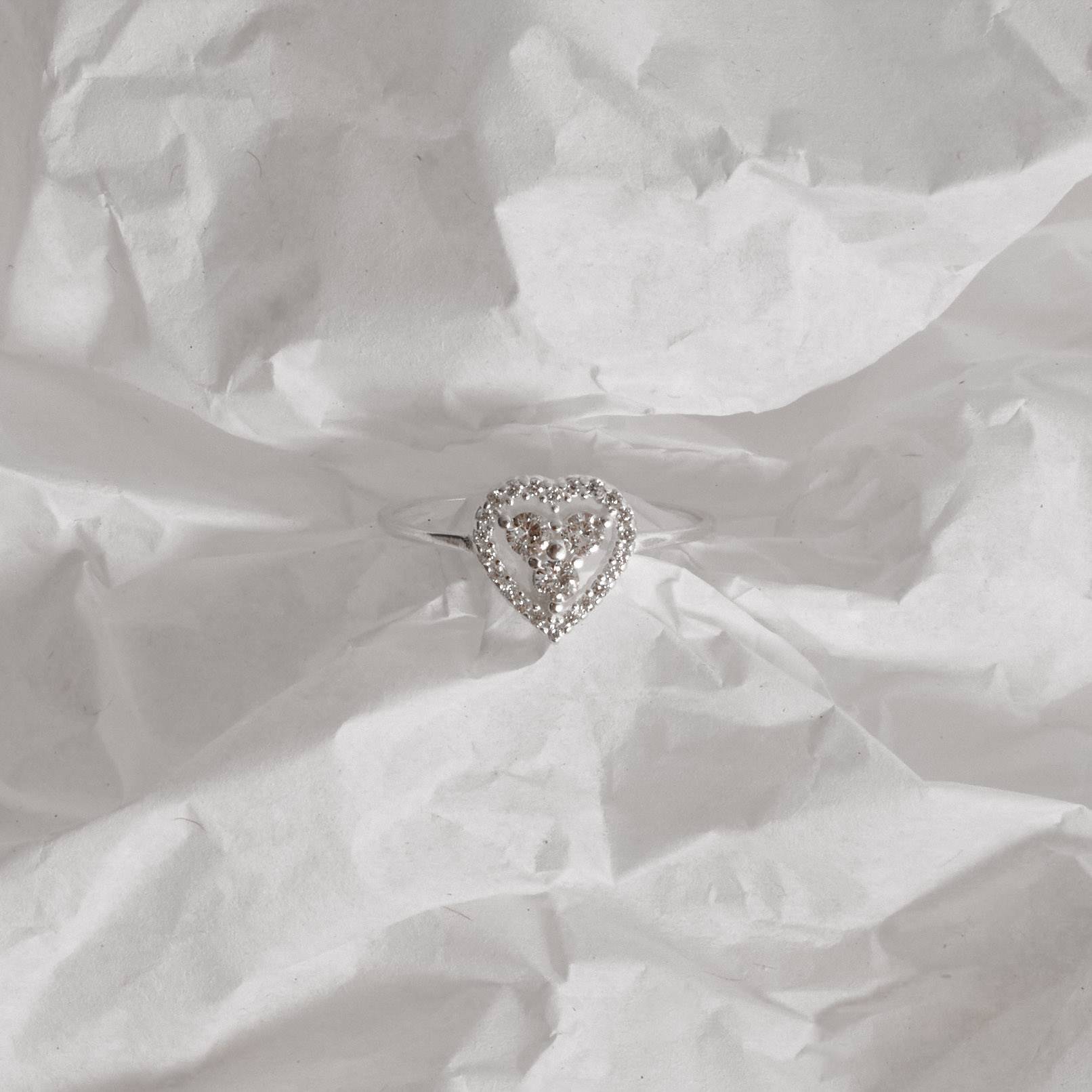 Anel fino coração vazado com zircônias 