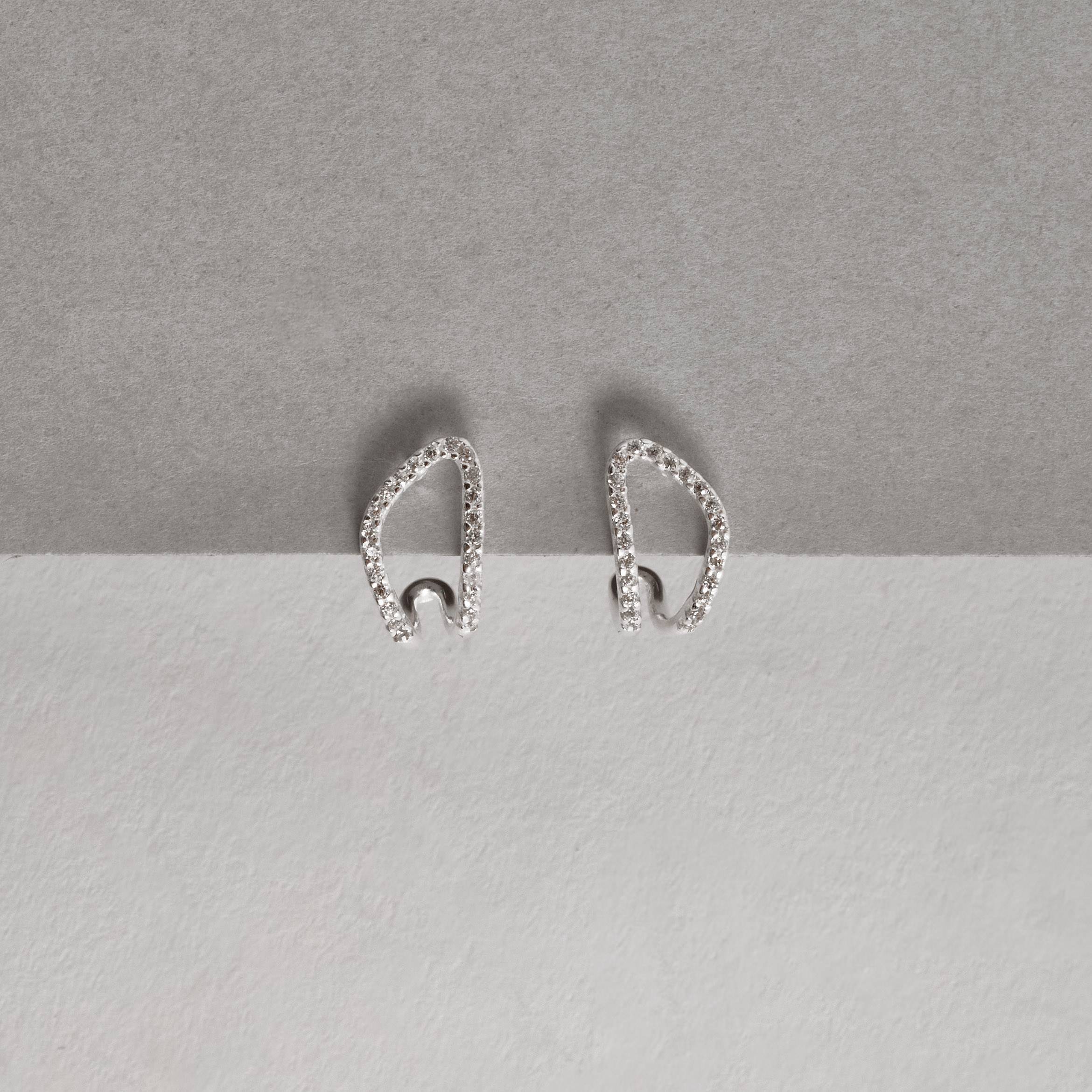 Brinco meia argola assimétrica vazada cravejada 13mm tarraxa