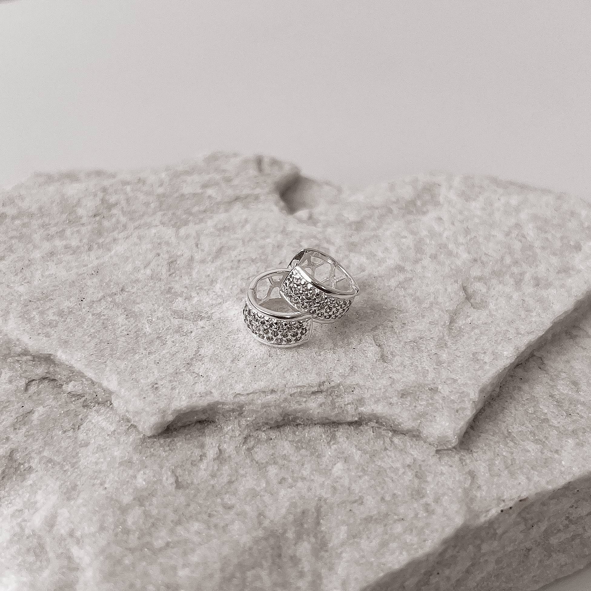 Argola click larga cravejada 9mm detalhe geométrico vazado