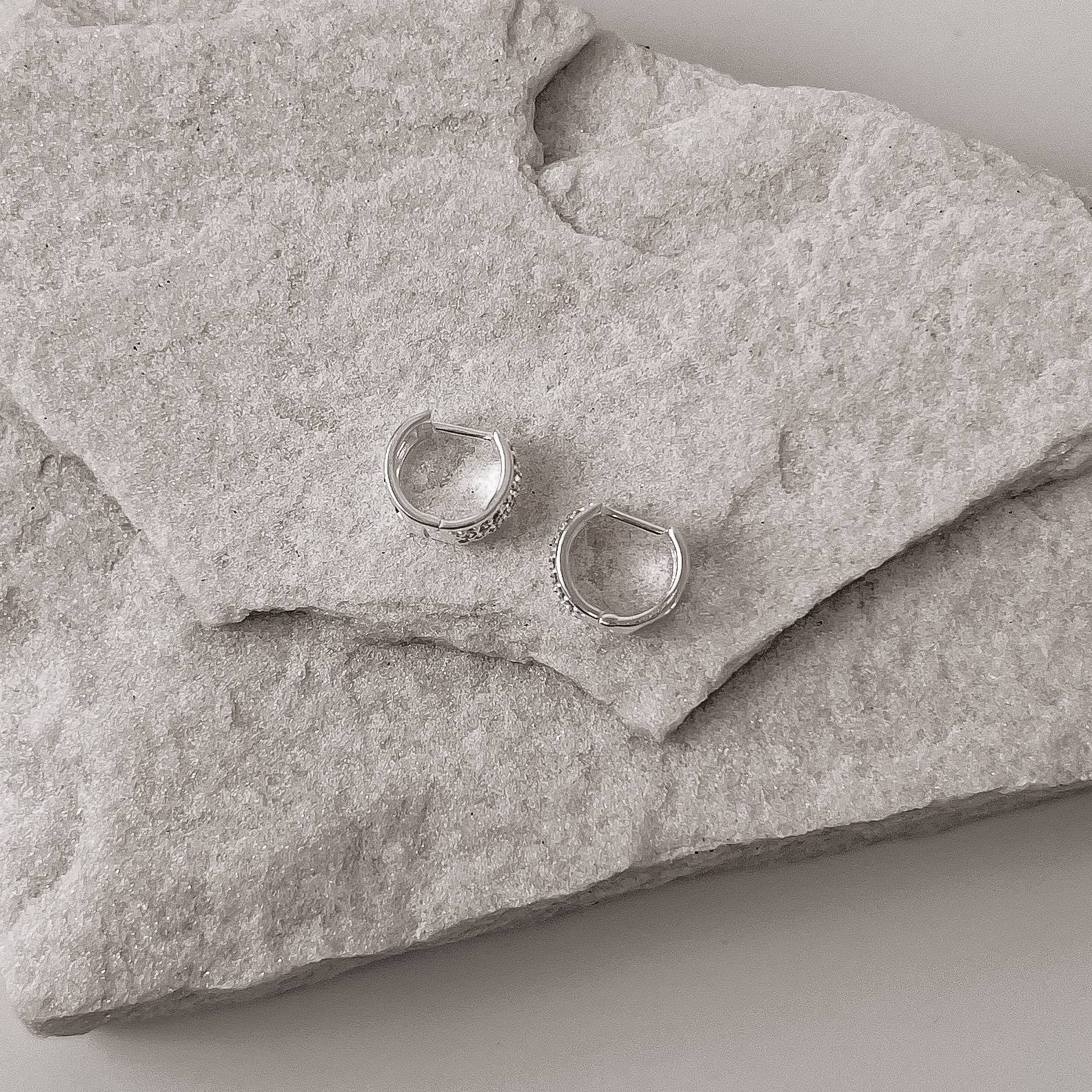 Imagem Secundária Argola click larga cravejada 9mm detalhe geométrico vazado