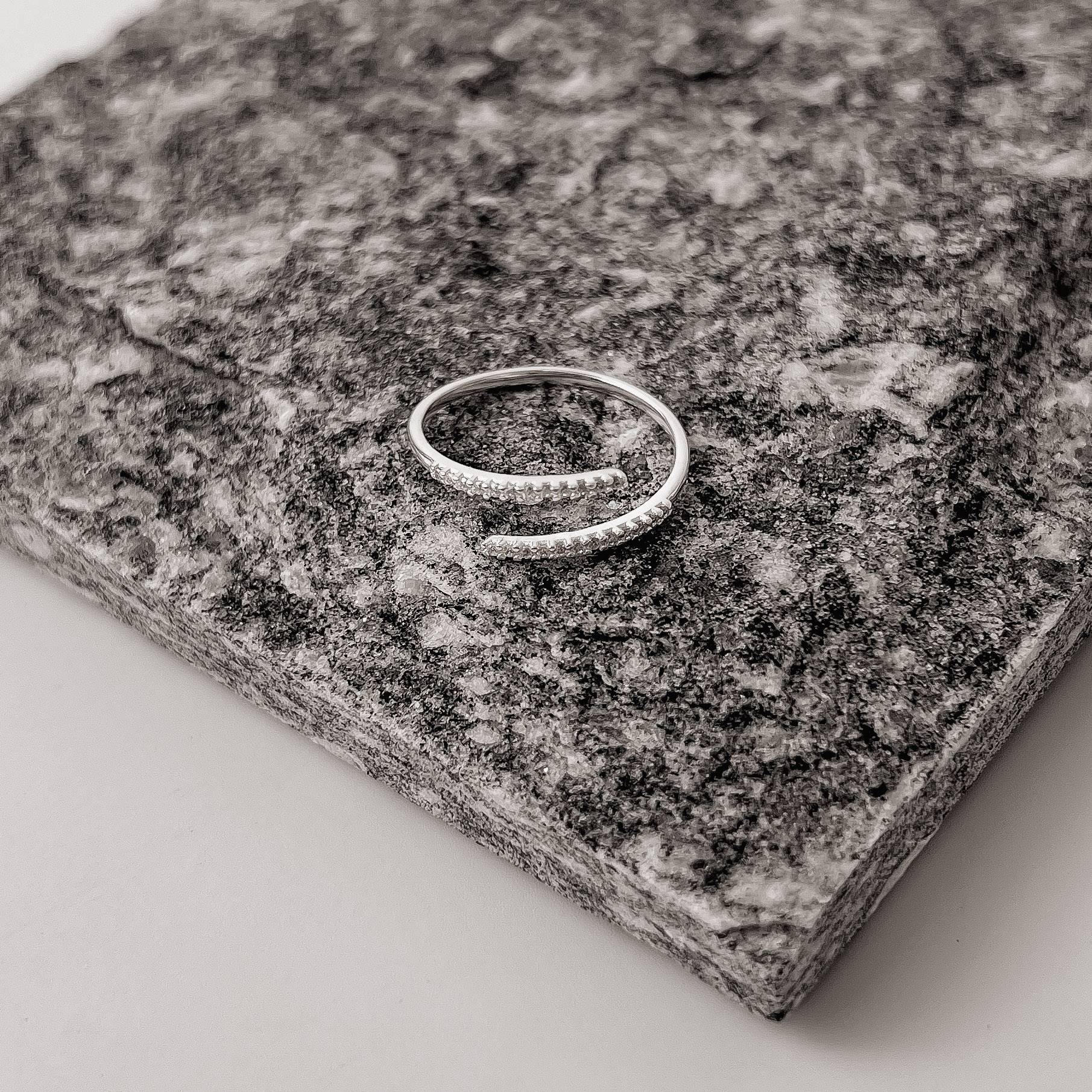 Anel fino 2 fios cravejados regulável G