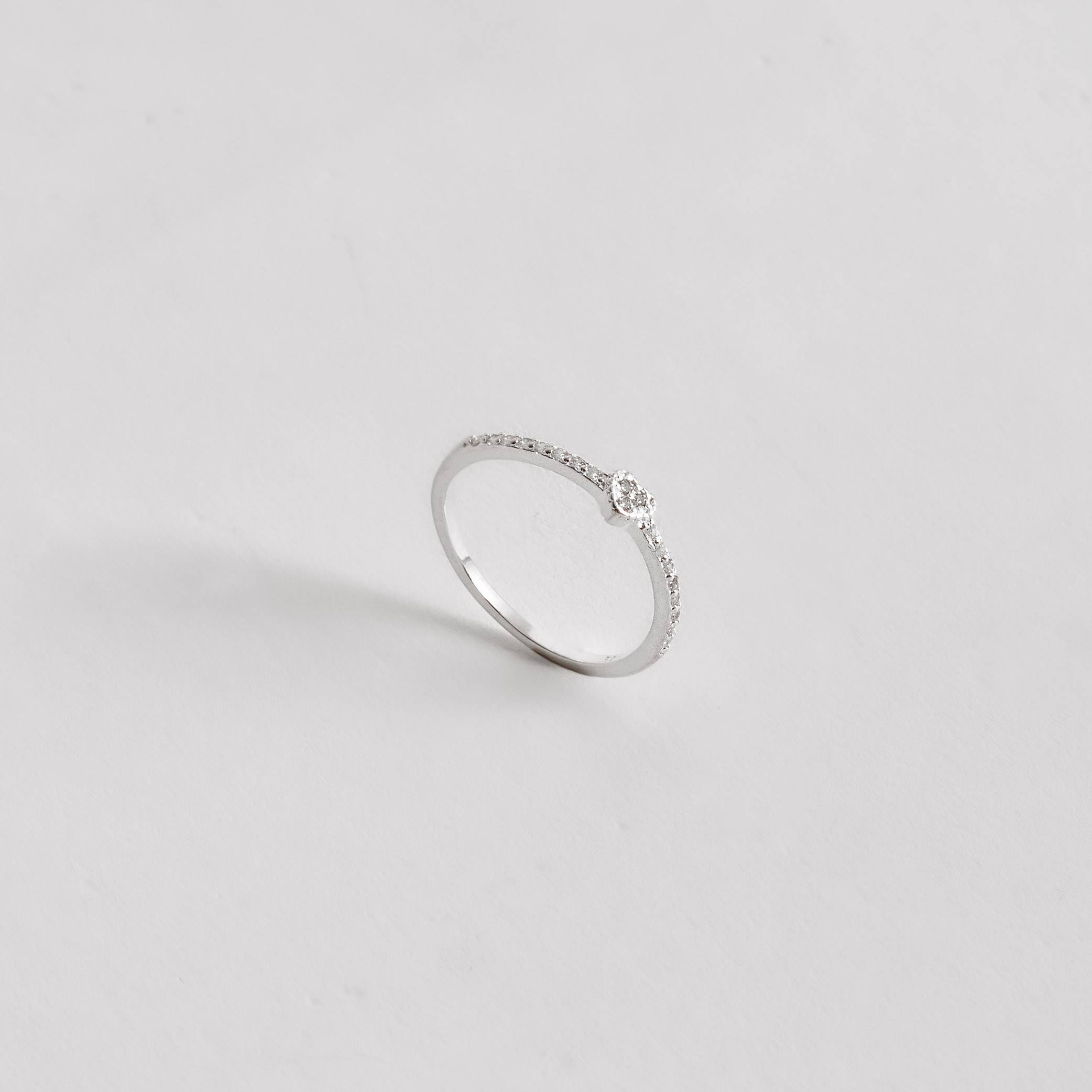 Imagem Anel meia aliança com coração cravejado